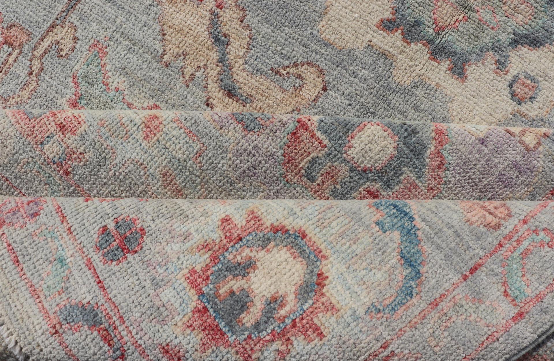 Moderner, moderner, geblümter Oushak mit hellblau-grauem Hintergrund und mehrfarbigem Hintergrund im Angebot 6