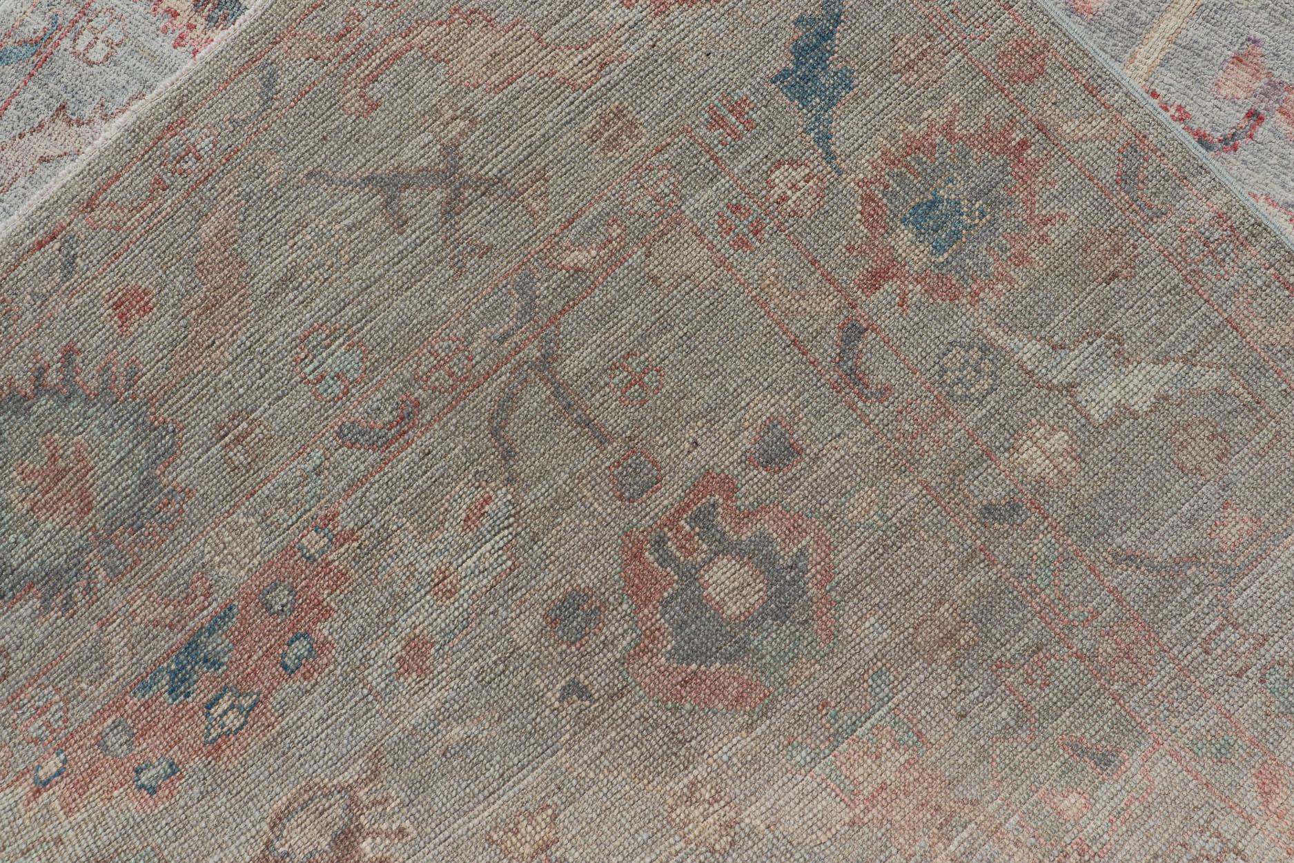 Moderner, moderner, geblümter Oushak mit hellblau-grauem Hintergrund und mehrfarbigem Hintergrund im Angebot 7