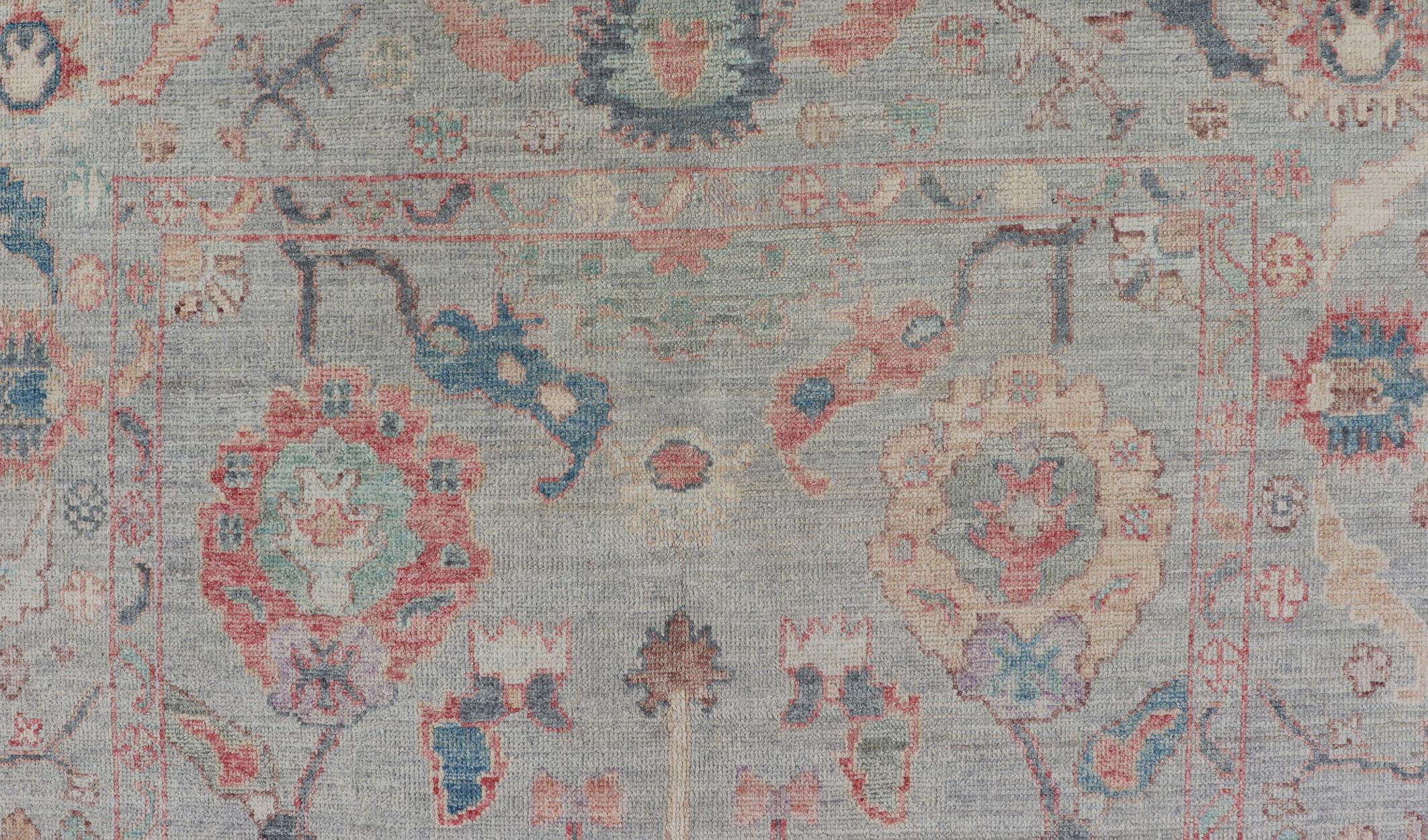 Moderner, moderner, geblümter Oushak mit hellblau-grauem Hintergrund und mehrfarbigem Hintergrund (Afghanisch) im Angebot