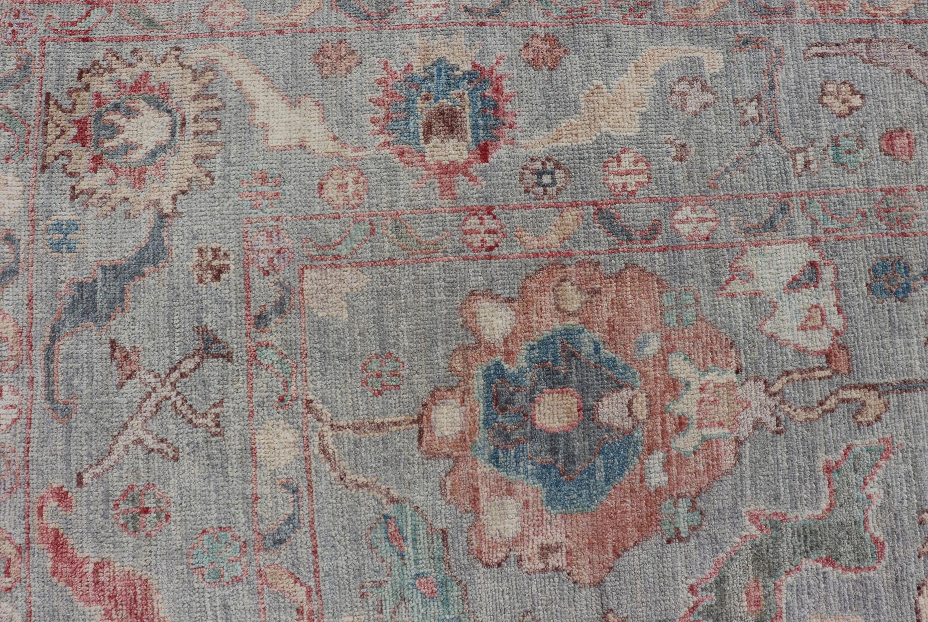 Moderner, moderner, geblümter Oushak mit hellblau-grauem Hintergrund und mehrfarbigem Hintergrund im Zustand „Neu“ im Angebot in Atlanta, GA