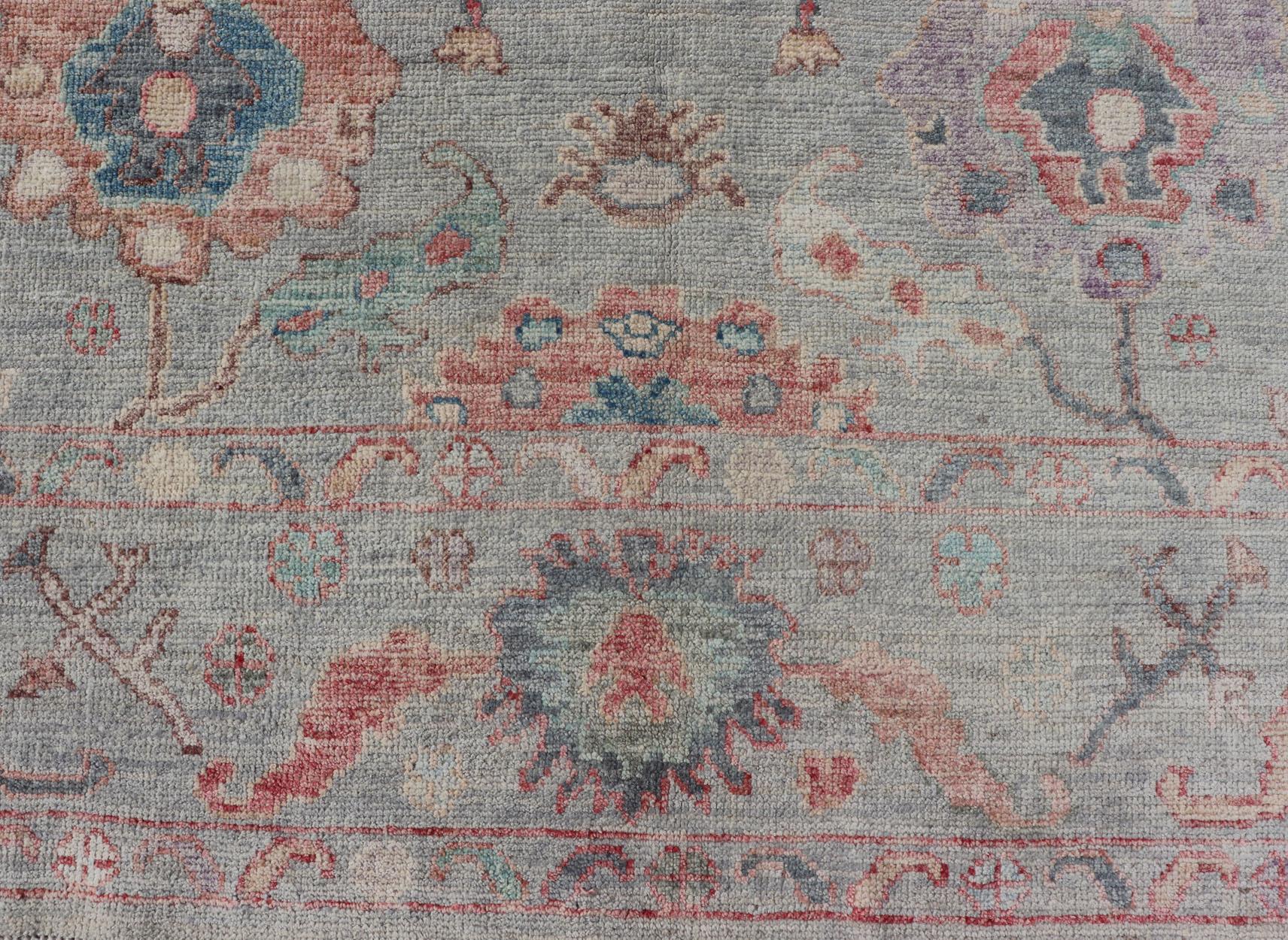 Moderner, moderner, geblümter Oushak mit hellblau-grauem Hintergrund und mehrfarbigem Hintergrund (21. Jahrhundert und zeitgenössisch) im Angebot