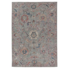 Oushak moderne à fleurs sur toute sa surface avec fond bleu-gris clair et multicolore