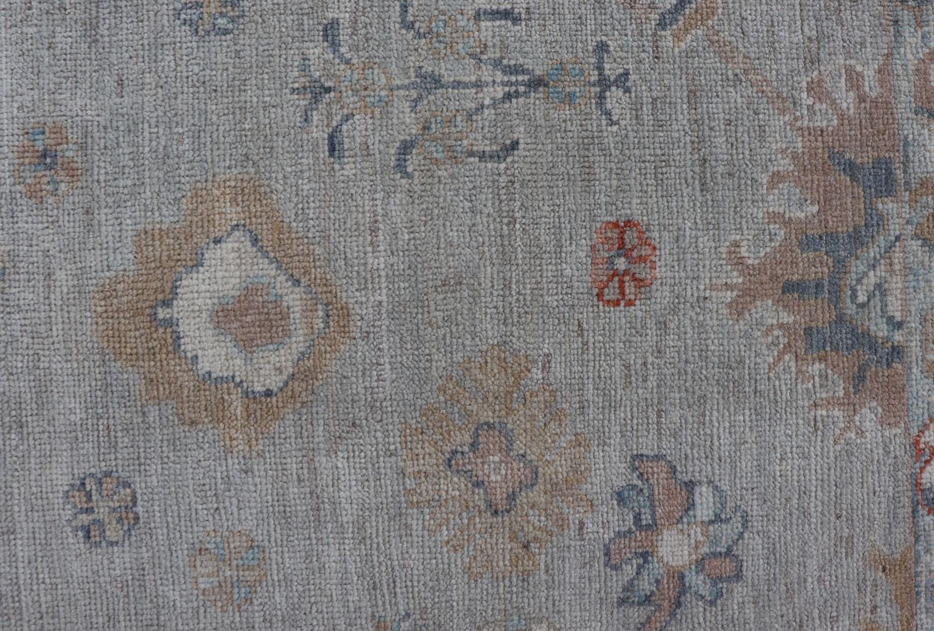 Maße: 8'3 x10'0 
Modernes All-Over Floral Oushak mit hellgrauem Hintergrund und zarten Akzenten. Keivan Woven Arts: teppich AWR-12577 Herkunftsland: Afghanistan Art: Oushak Design: All-Over, Floral, 21. Jahrhundert.
Modernes Oushak mit einem