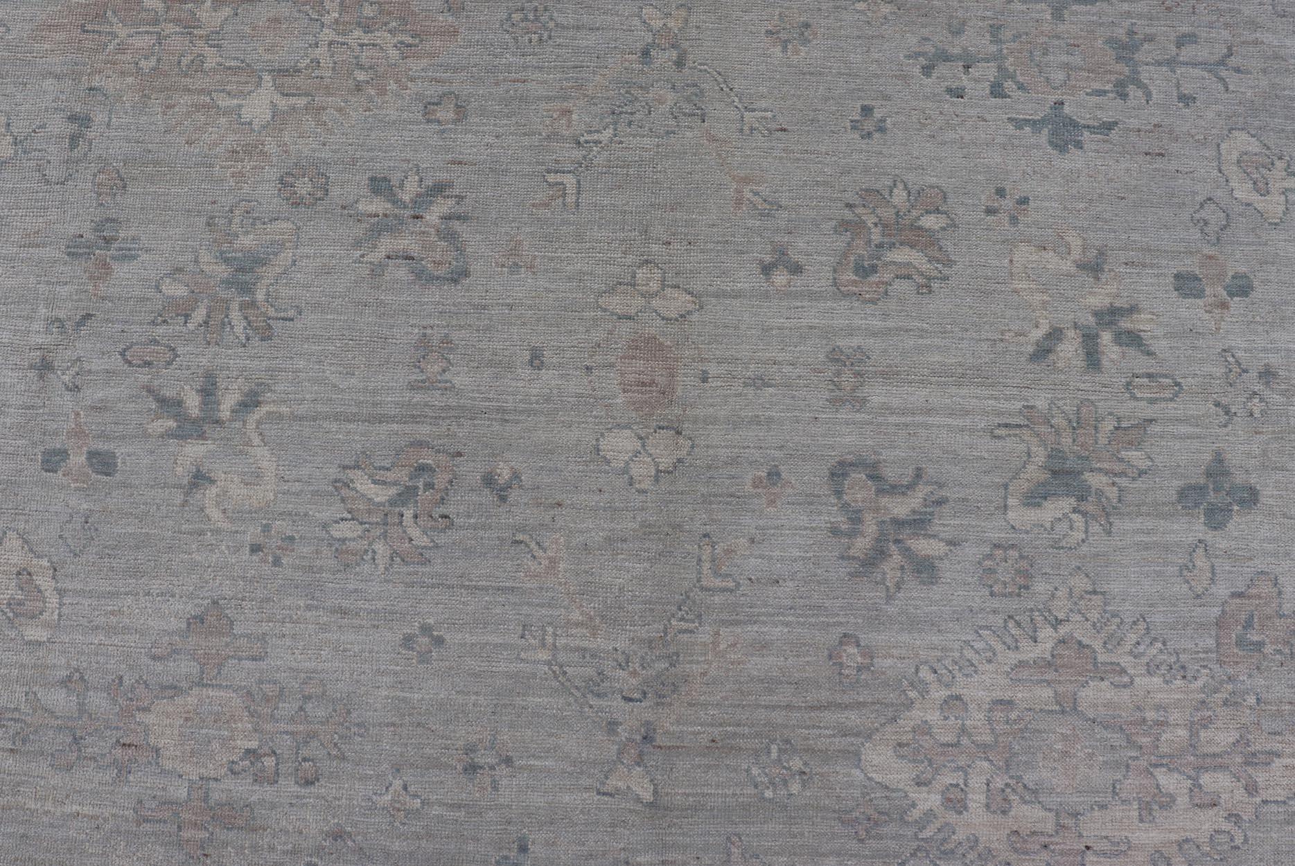 Moderner Oushak mit Blumenmuster und hellgrauem Hintergrund und neutralen Farben im Angebot 3