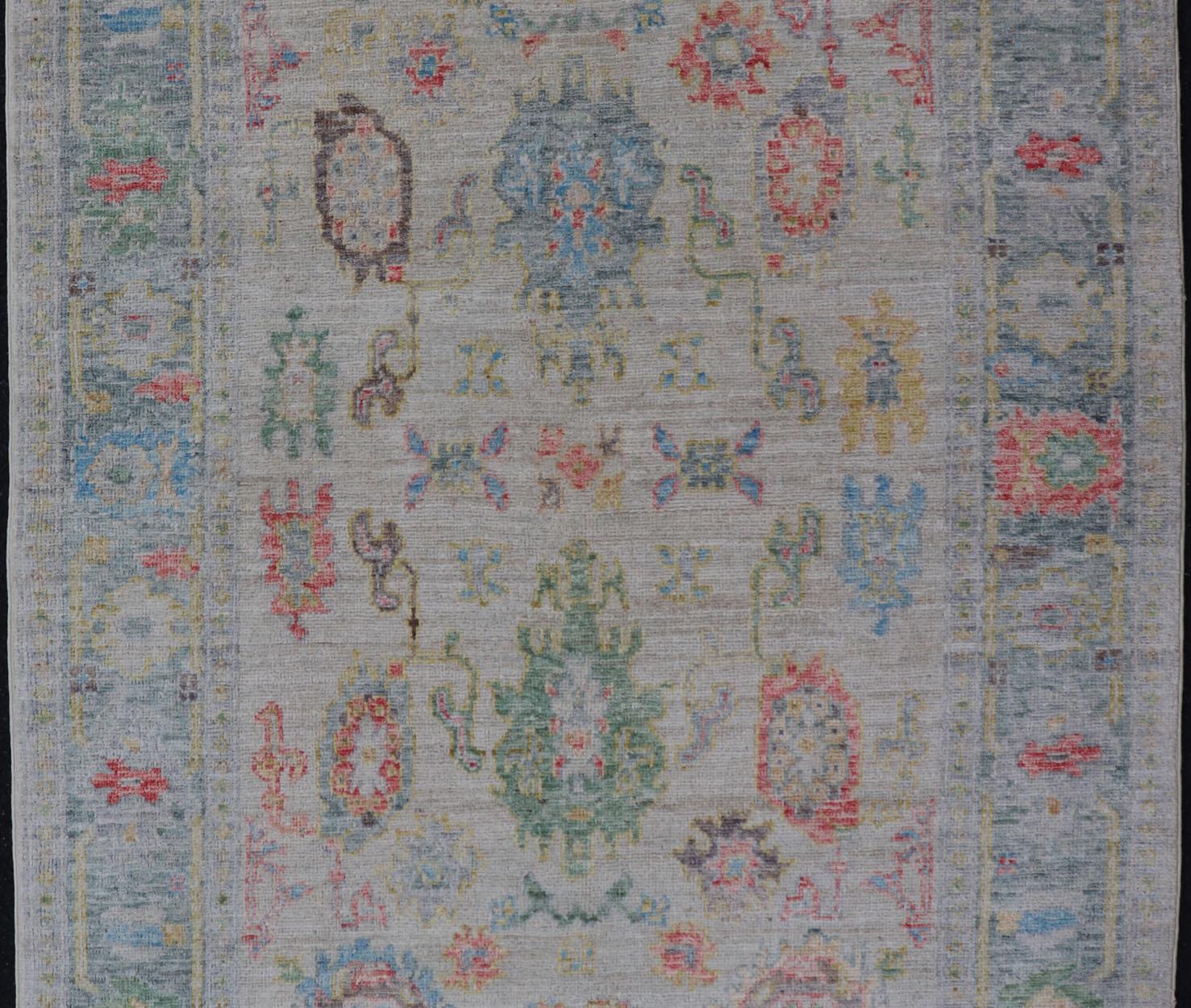 XXI secolo e contemporaneo Modern Color Oushak floreale all-over con sfondo e accenti di colore attenuati in vendita