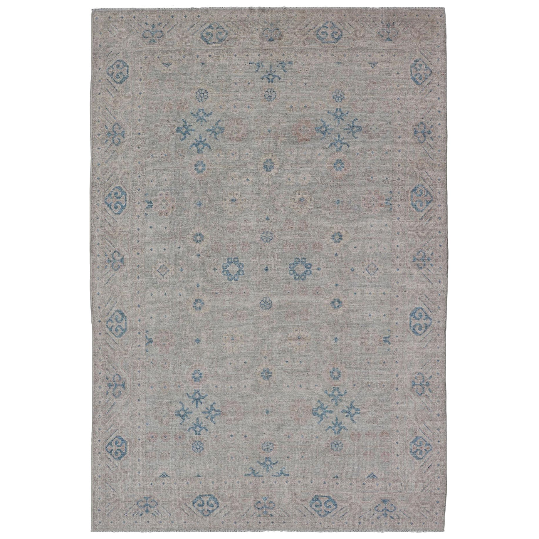 Tapis moderne tout en longueur Khotan avec fond clair et couleurs bleues