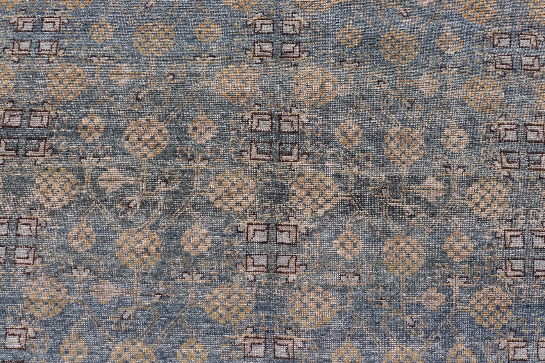 Moderner Khotan-Teppich mit Tribal-Motiven in Dunkelblau, Braun und Creme. Herkunftsland: Afghanistan; Art: Khotan; Design/One: Floral, All-Over; Keivan Woven Arts: teppich/PUR-42561. 
Maße: 12'1 x 15'1 
Dieser moderne Khotan zeichnet sich durch ein