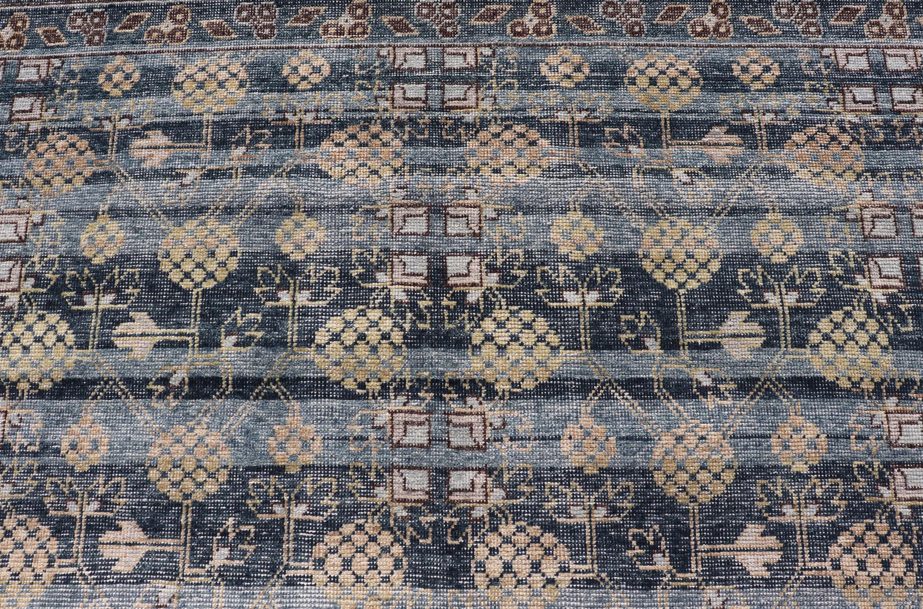 Modernes All-Over-Stammesmotiv Khotan-Teppich in Dunkelblau, Braun und Creme (Indisch) im Angebot