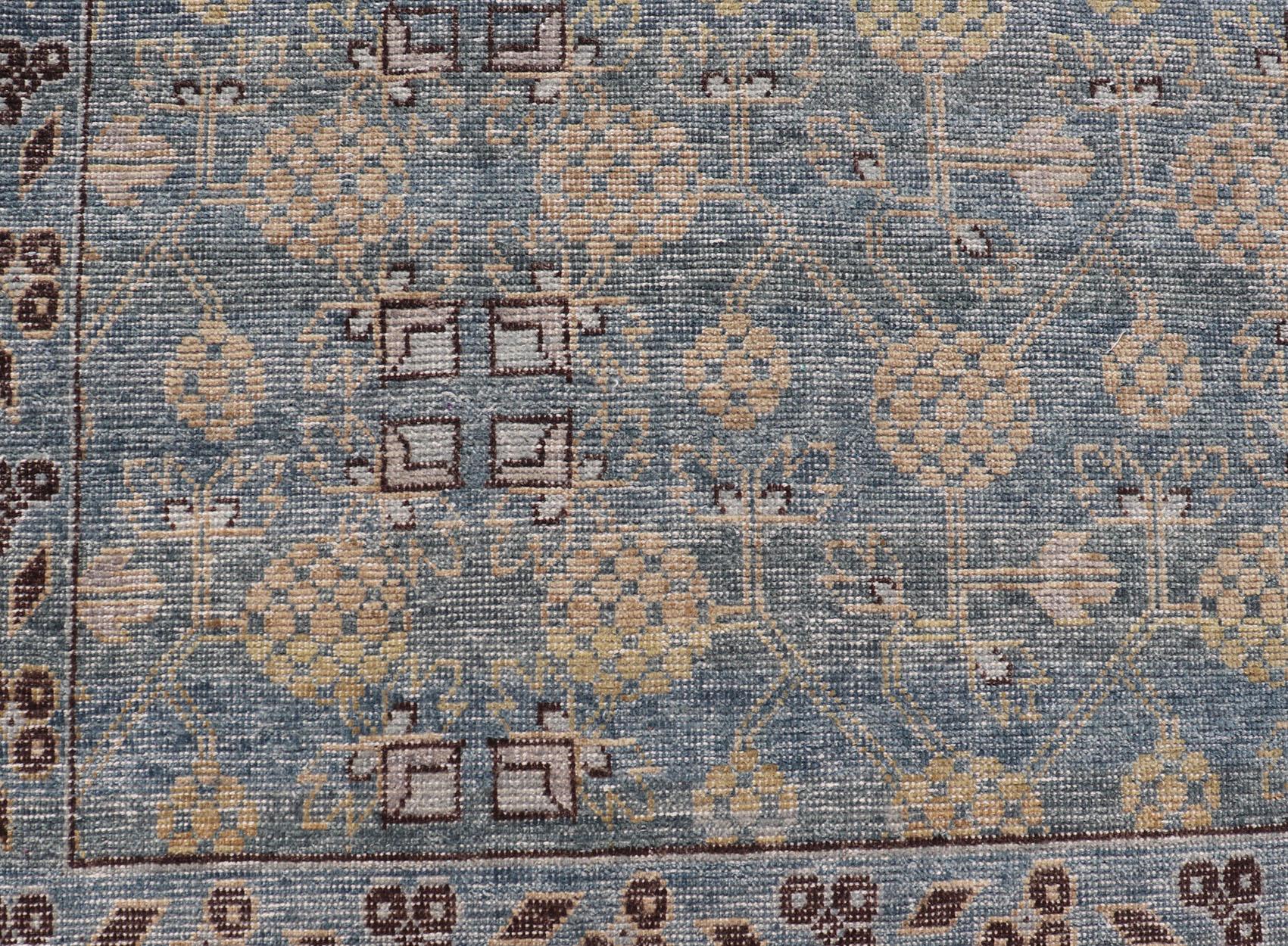 Modernes All-Over-Stammesmotiv Khotan-Teppich in Dunkelblau, Braun und Creme (21. Jahrhundert und zeitgenössisch) im Angebot