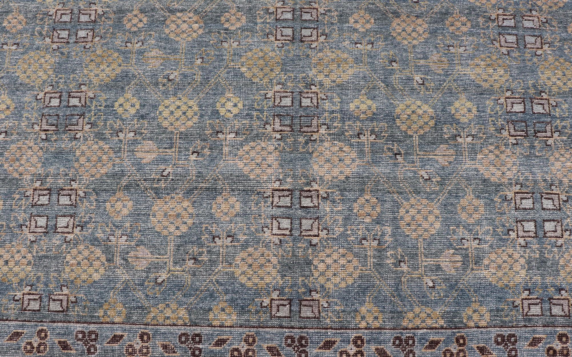 Modernes All-Over-Stammesmotiv Khotan-Teppich in Dunkelblau, Braun und Creme (Wolle) im Angebot