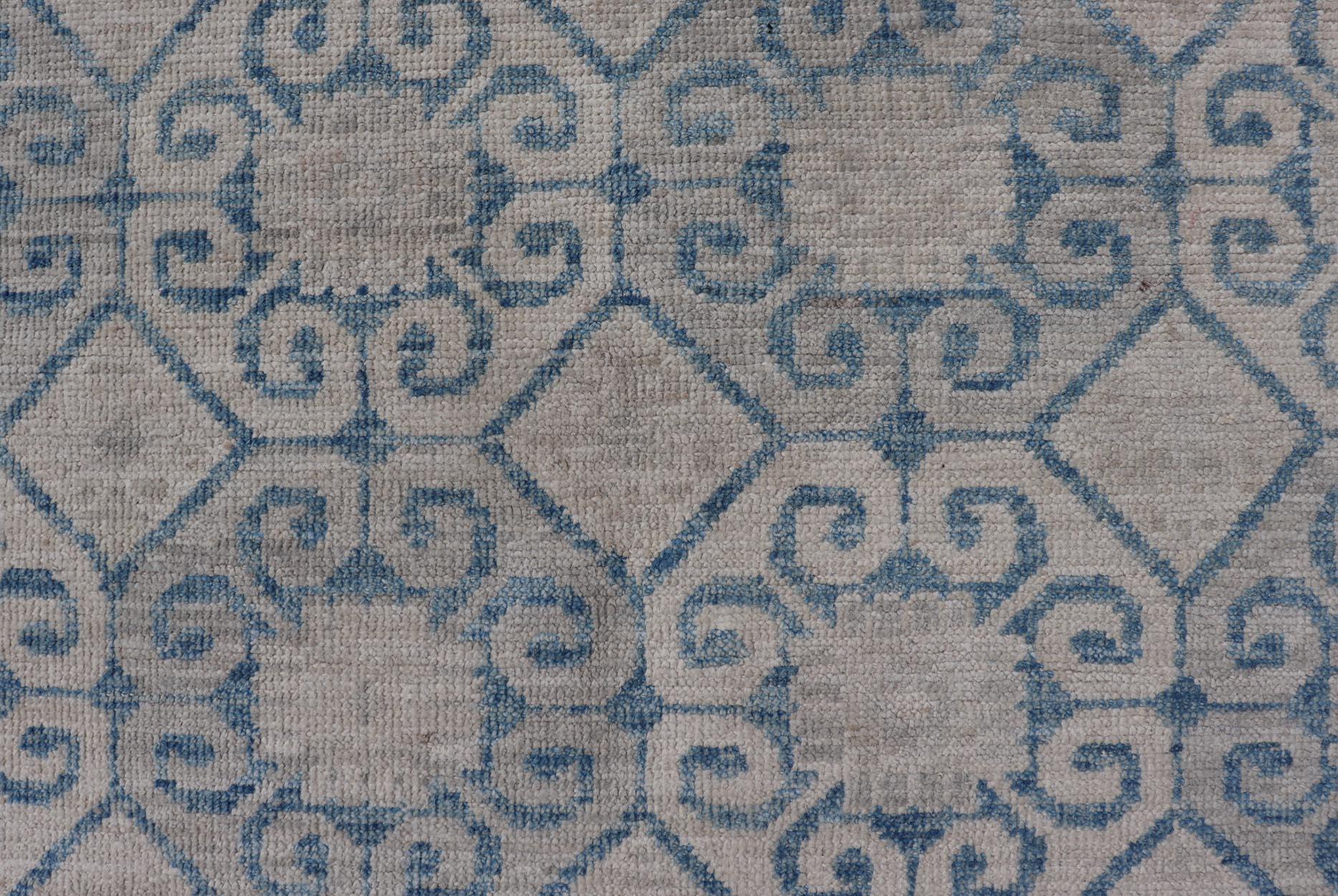 Moderner Khotan-Teppich mit Stammesmotiv in gedämpftem Blau und Creme im Angebot 1