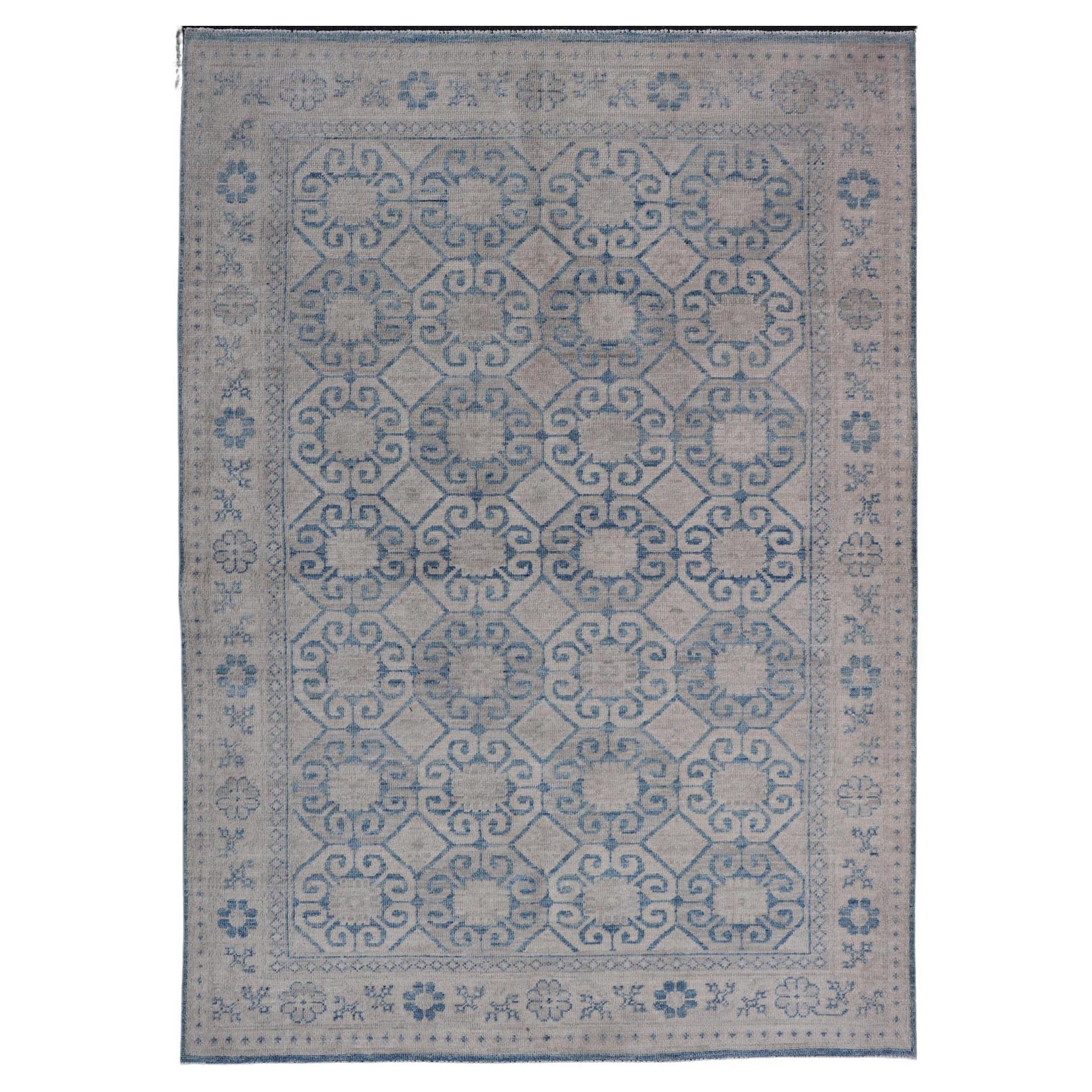 Moderner Khotan-Teppich mit Stammesmotiv in gedämpftem Blau und Creme