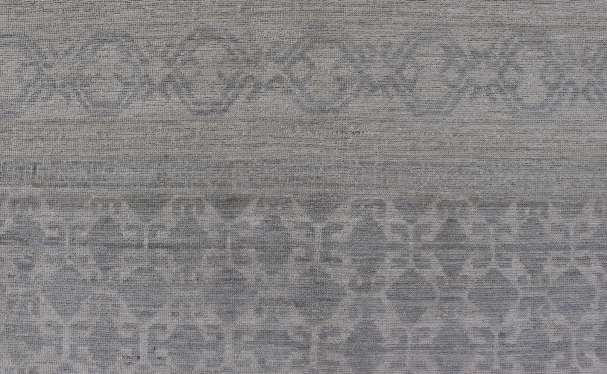 Moderner Khotan-Teppich mit Stammesmotiv in gedecktem Grau und Creme, All-Over 3