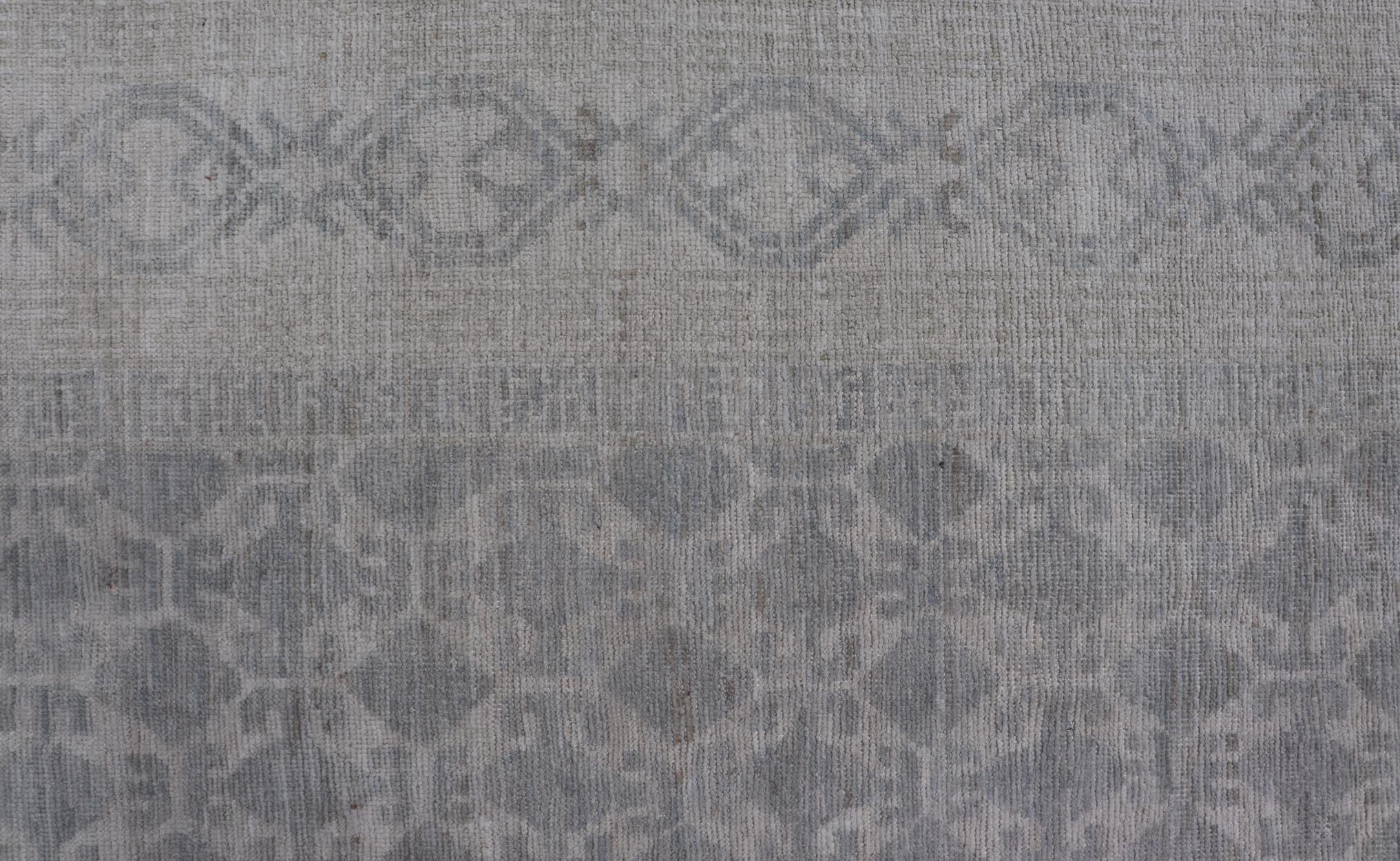 Moderner Khotan-Teppich mit Stammesmotiv in gedecktem Grau und Creme, All-Over 4