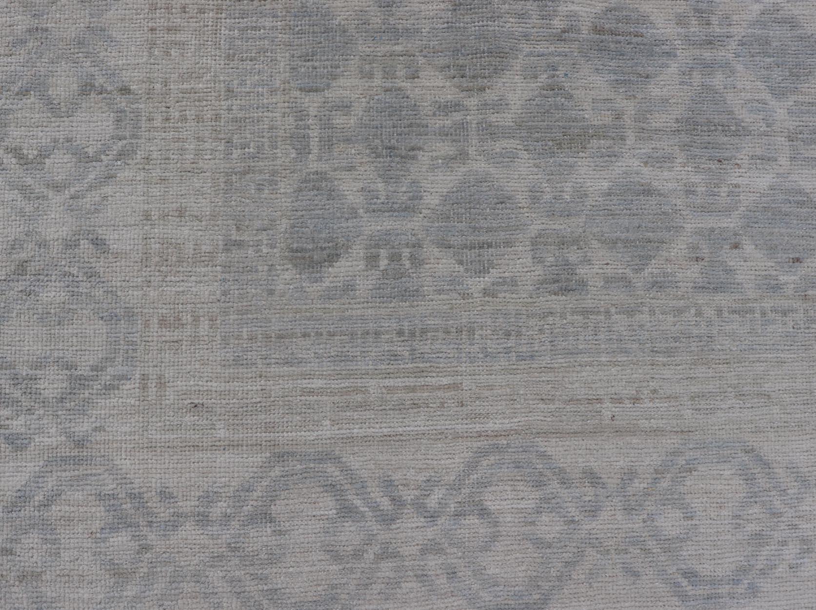 Moderner Khotan-Teppich mit Stammesmotiv in gedecktem Grau und Creme, All-Over 5