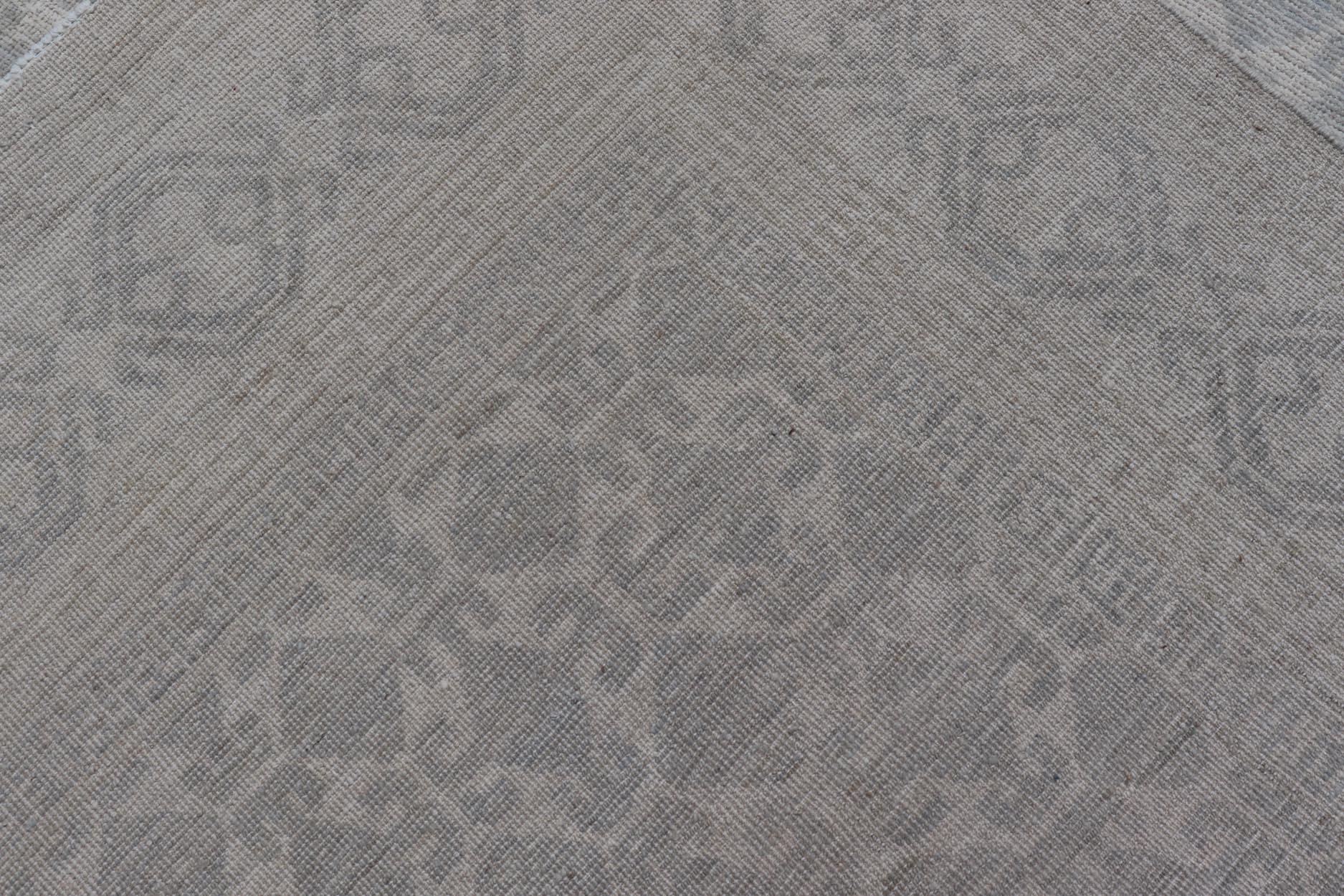 Moderner Khotan-Teppich mit Stammesmotiv in gedecktem Grau und Creme, All-Over 6