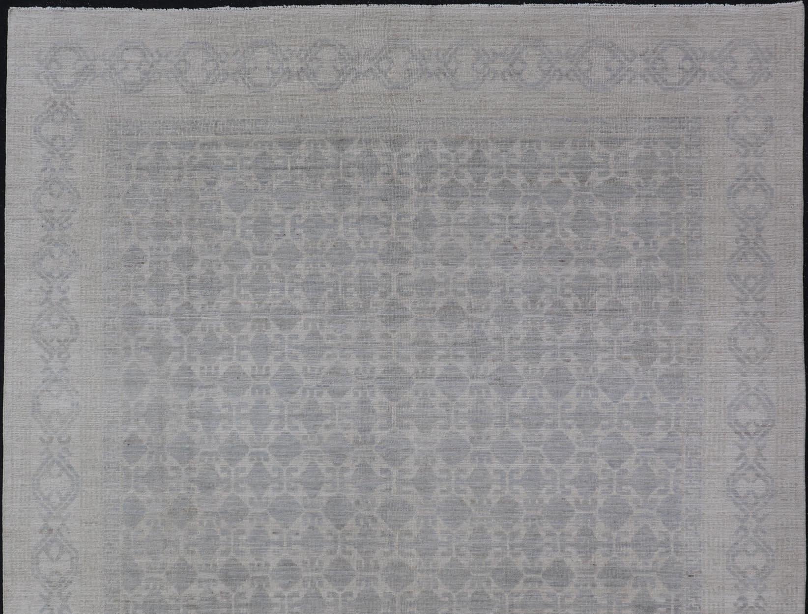 Moderner Khotan-Teppich mit Stammesmotiv in gedecktem Grau und Creme, All-Over (Afghanisch)