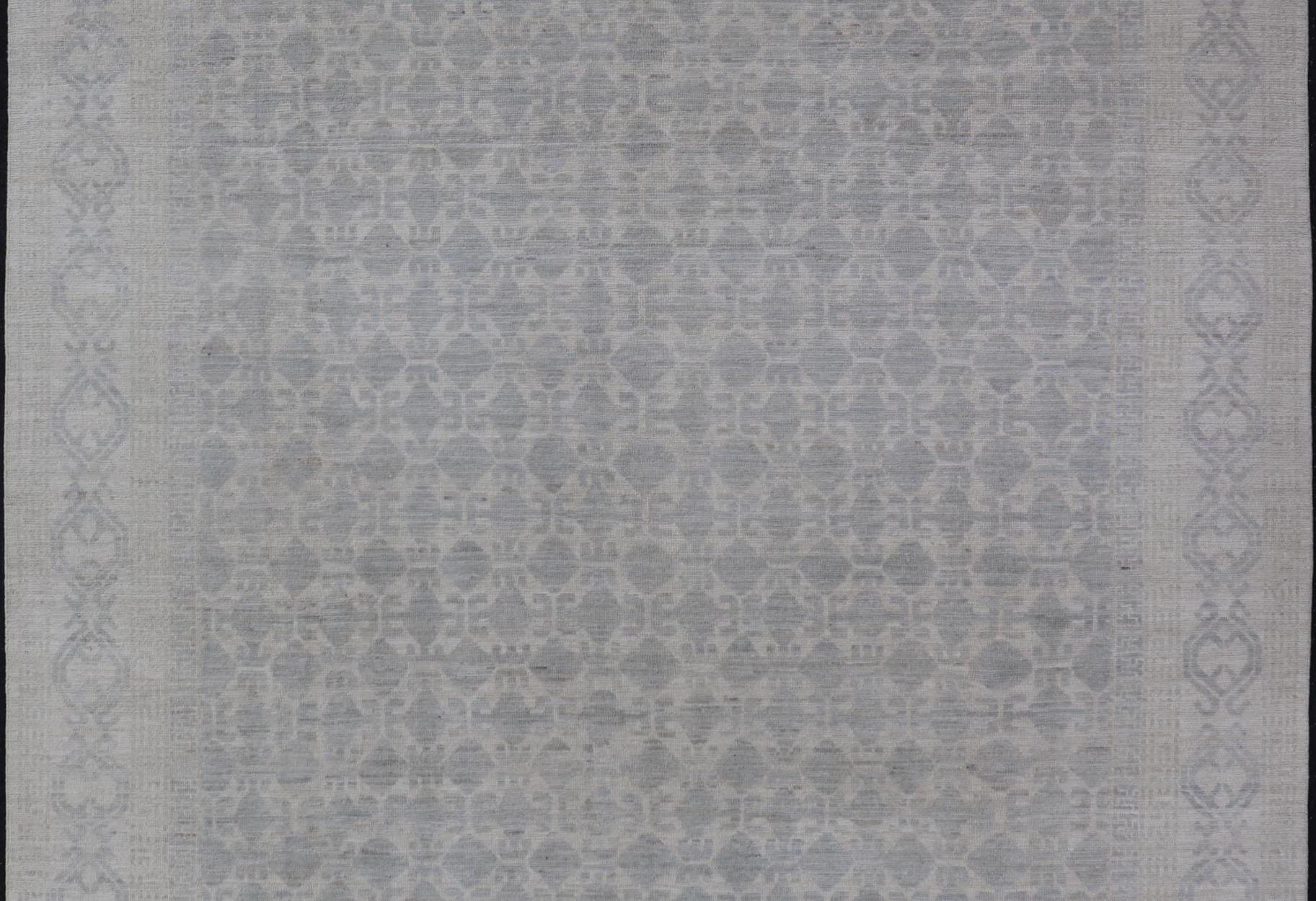 Moderner Khotan-Teppich mit Stammesmotiv in gedecktem Grau und Creme, All-Over (Handgeknüpft)