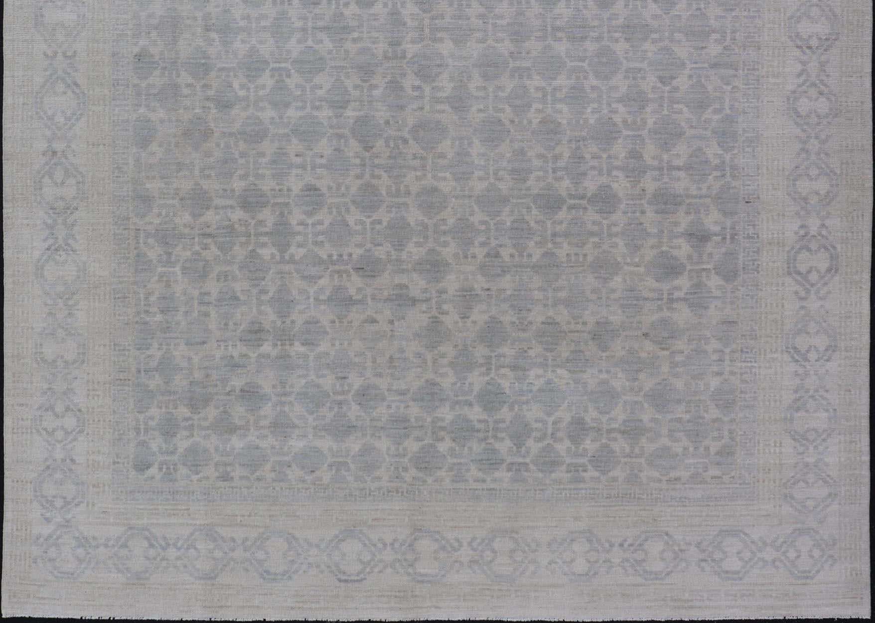 Moderner Khotan-Teppich mit Stammesmotiv in gedecktem Grau und Creme, All-Over im Zustand „Neu“ in Atlanta, GA