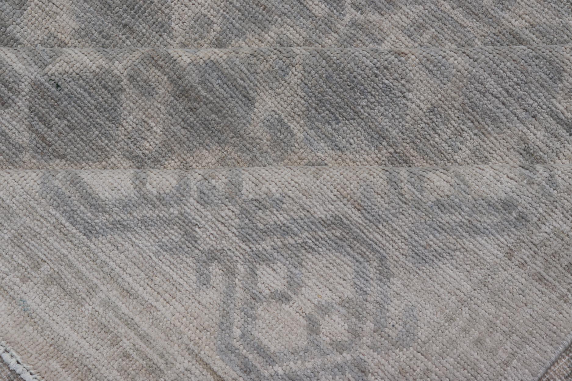 Moderner Khotan-Teppich mit Stammesmotiv in gedecktem Grau und Creme, All-Over (21. Jahrhundert und zeitgenössisch)