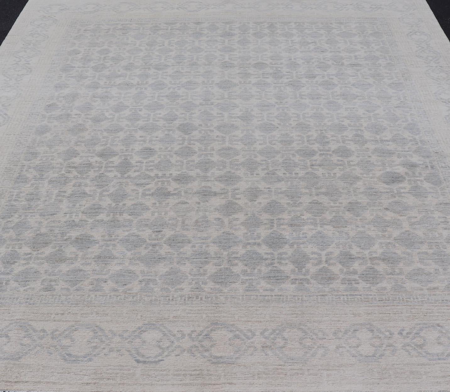 Moderner Khotan-Teppich mit Stammesmotiv in gedecktem Grau und Creme, All-Over (Wolle)