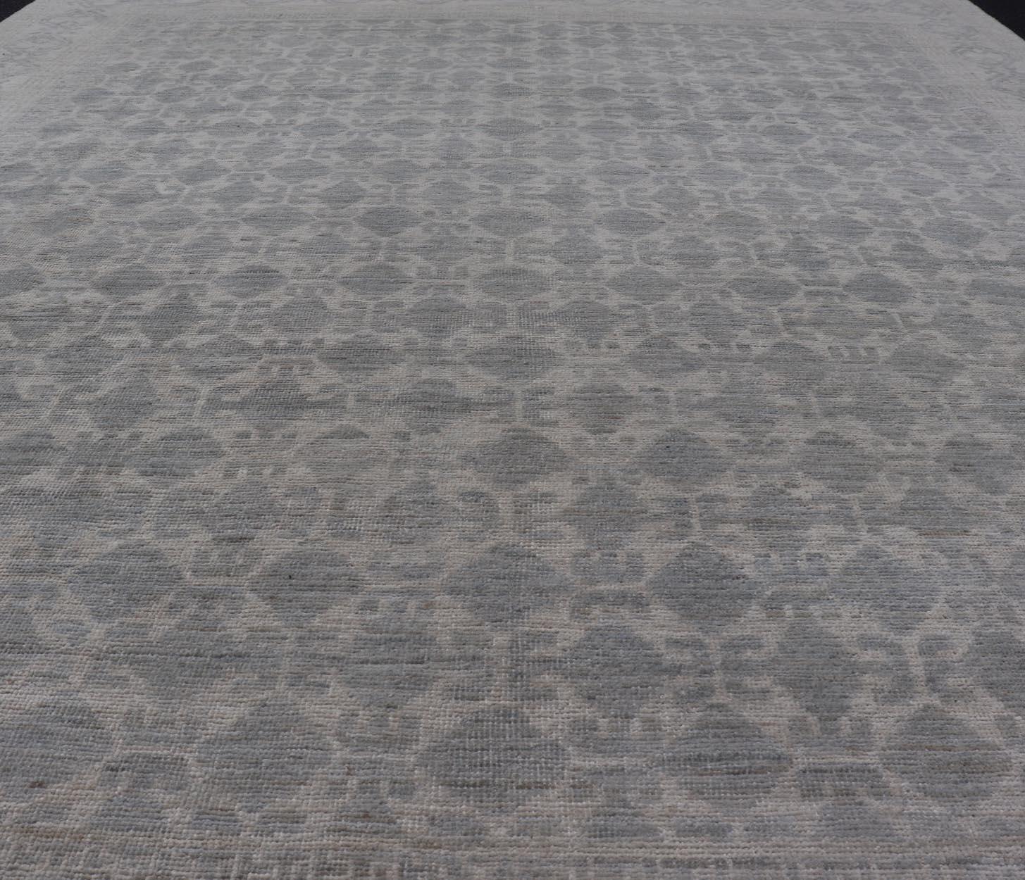 Moderner Khotan-Teppich mit Stammesmotiv in gedecktem Grau und Creme, All-Over 1