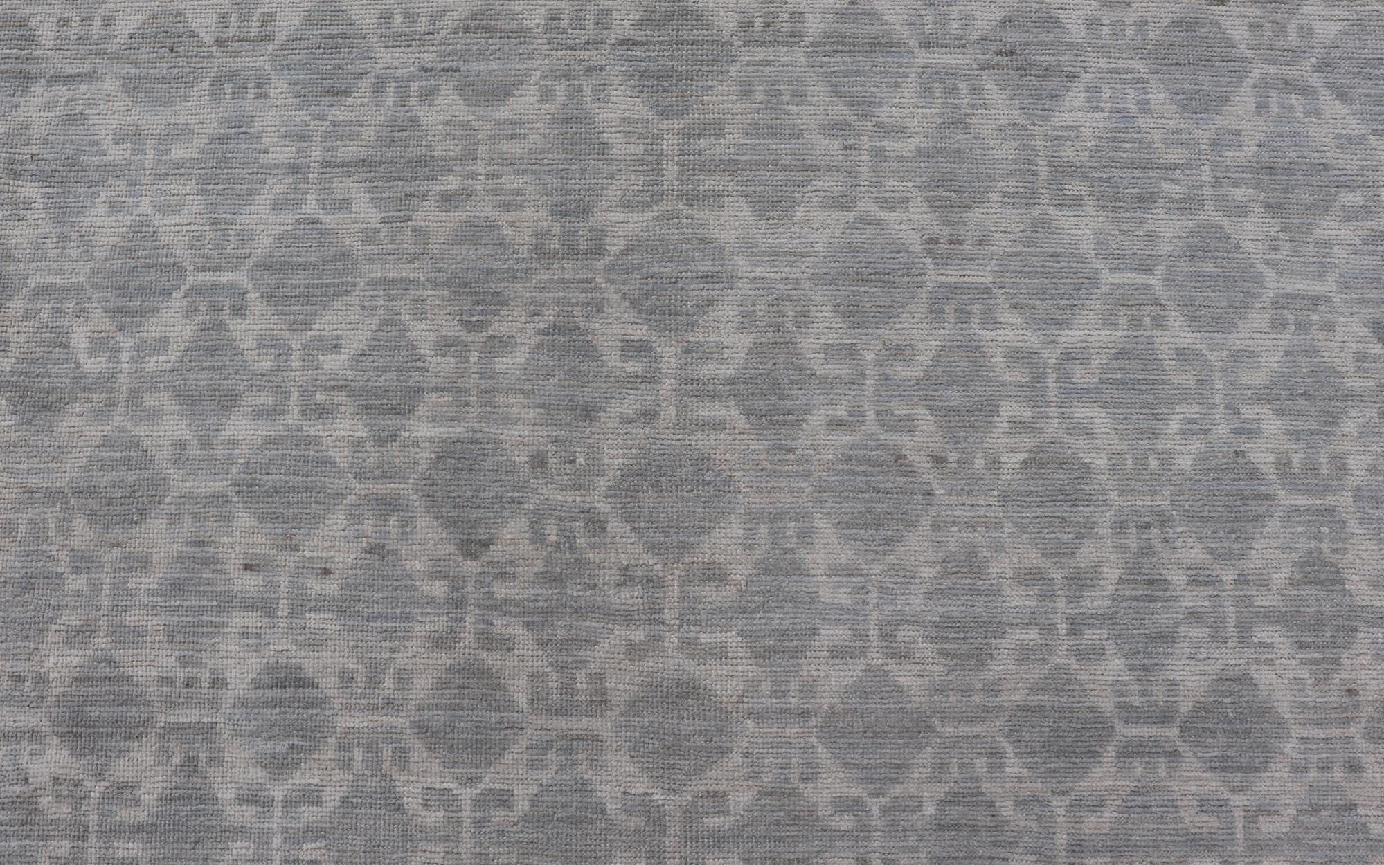 Moderner Khotan-Teppich mit Stammesmotiv in gedecktem Grau und Creme, All-Over 2