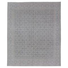 Moderner Khotan-Teppich mit Stammesmotiv in gedecktem Grau und Creme, All-Over