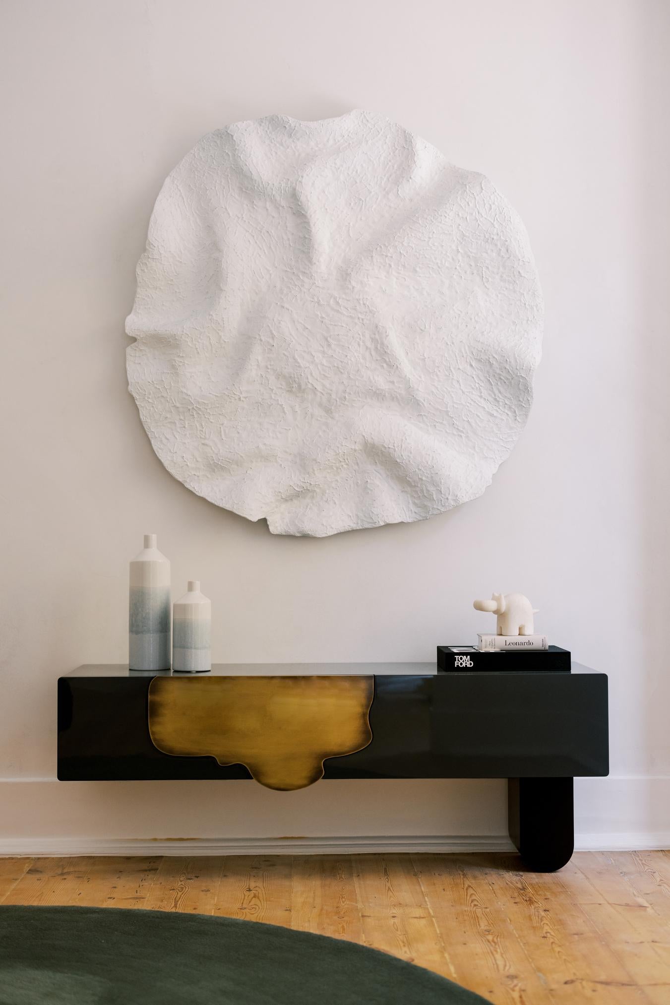 Alma Konsole, Collection'S Contemporary, handgefertigt in Portugal - Europa von Greenapple.

Der moderne Konsolentisch Alma verkörpert durch sein authentisches und einzigartiges Design die Essenz der Seele. Ähnlich wie die immaterielle Dimension,