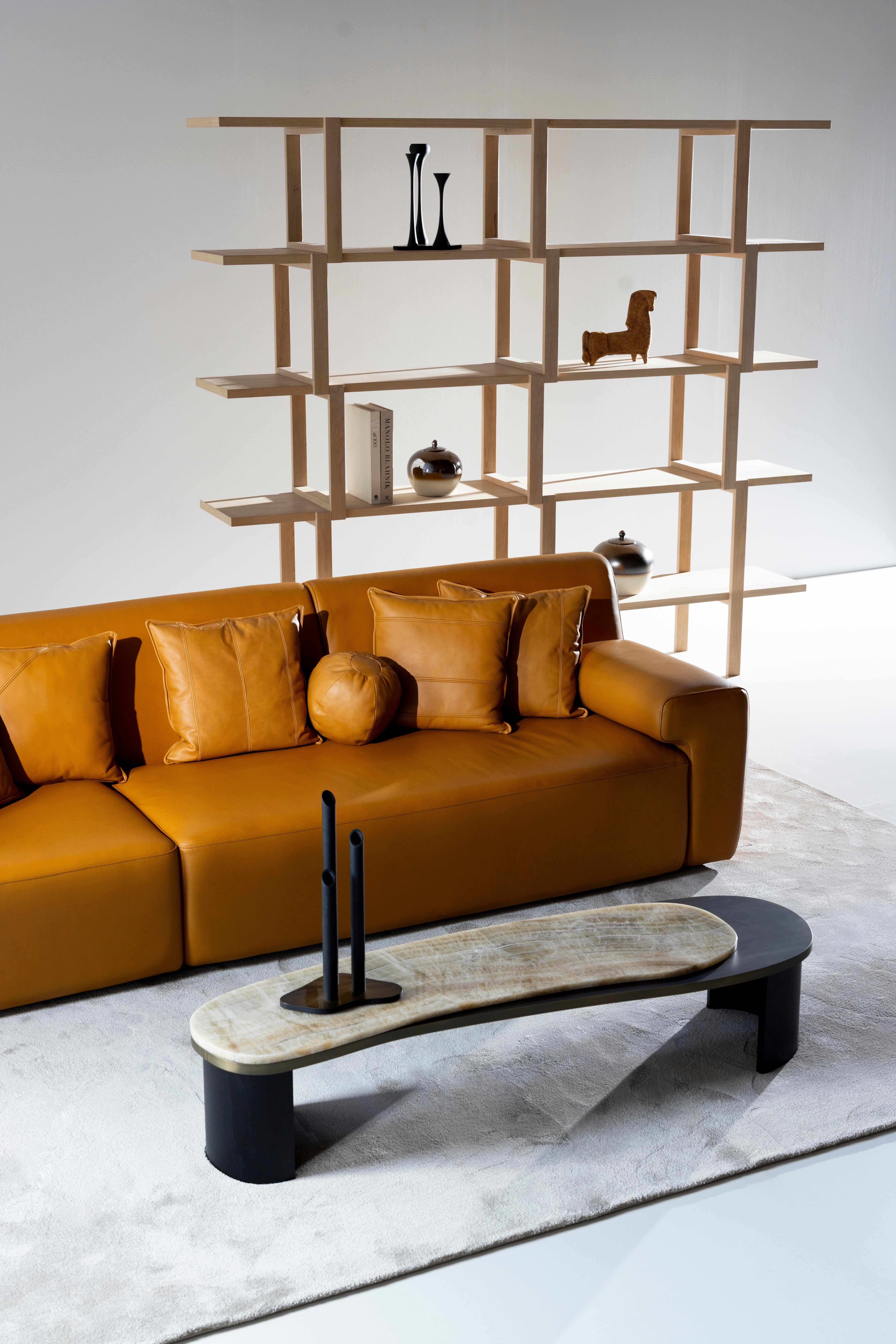 Moderne Canapé Almourol moderne, cuir italien camel, fabriqué à la main au Portugal par Greenapple en vente