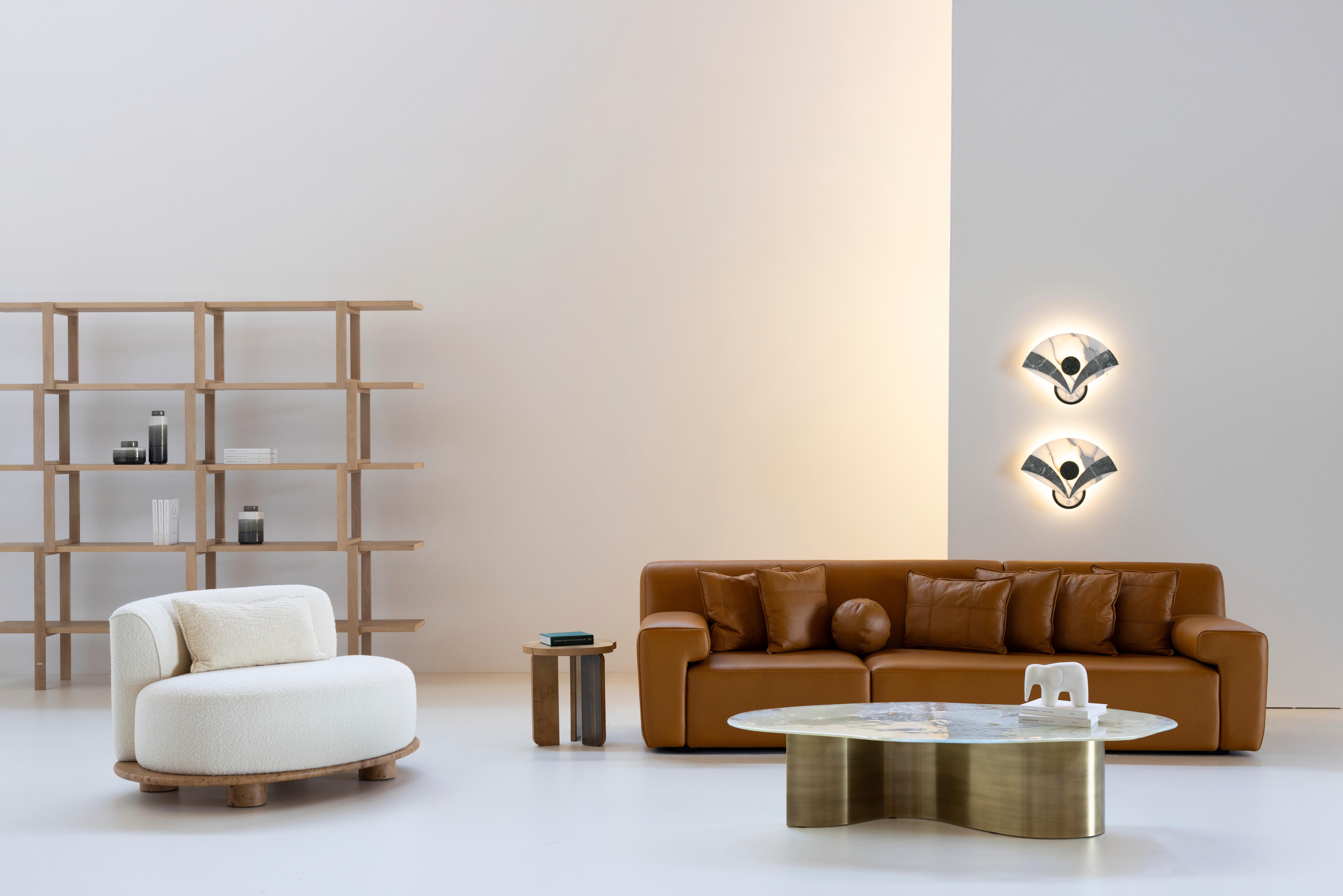 Portugais Canapé Almourol moderne, cuir italien camel, fabriqué à la main au Portugal par Greenapple en vente