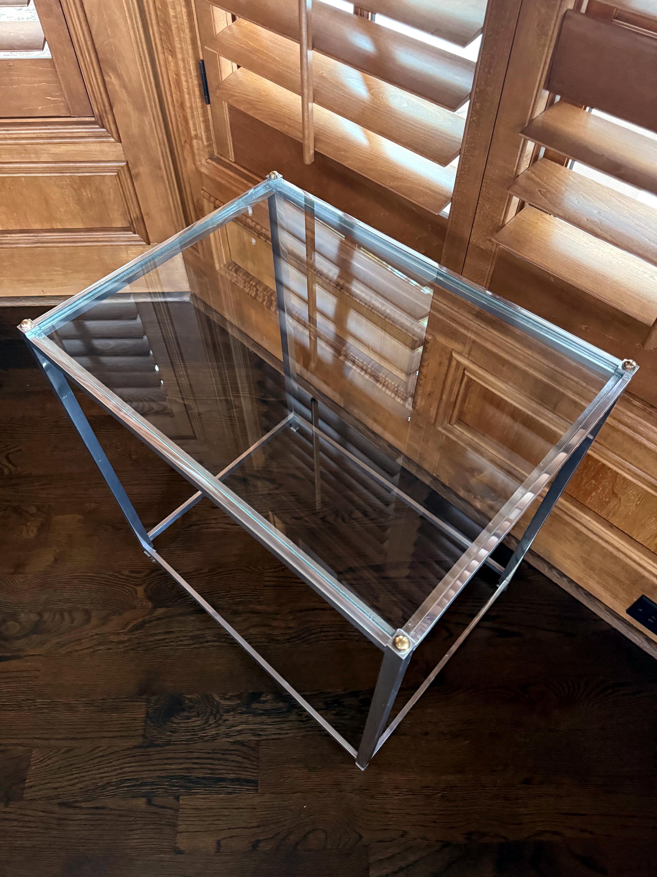 Fin du 20e siècle Table d'appoint moderne en aluminium et laiton par John Vesey en vente