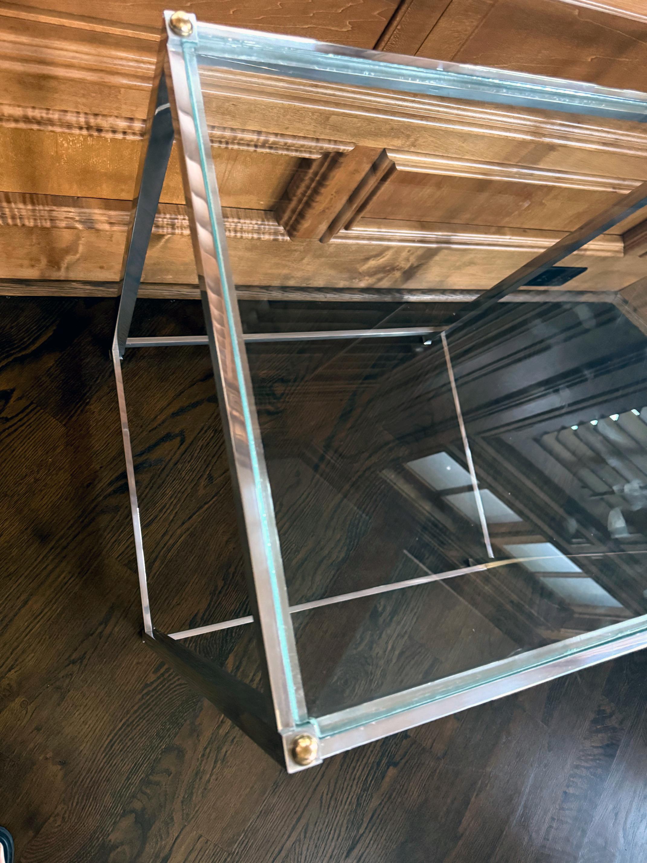 Laiton Table d'appoint moderne en aluminium et laiton par John Vesey en vente