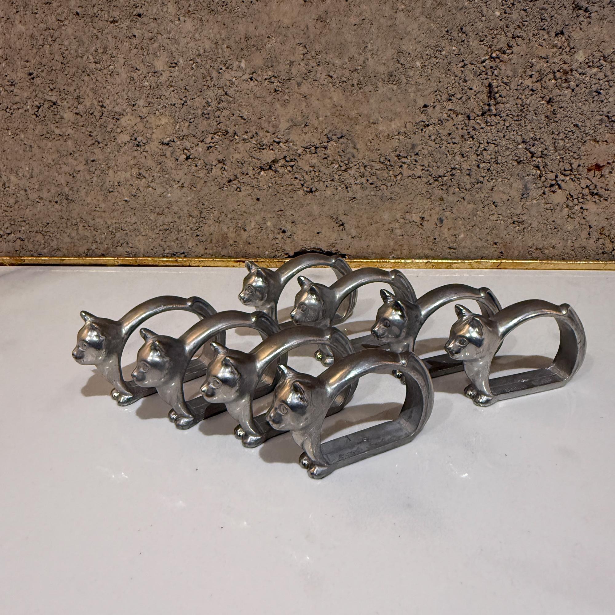 Pour votre considération, un ensemble de huit (8) ronds de serviette modernes en aluminium avec motif de chat. Non marqué, le concepteur et le pays sont inconnus.  

Dimensions : 1.38