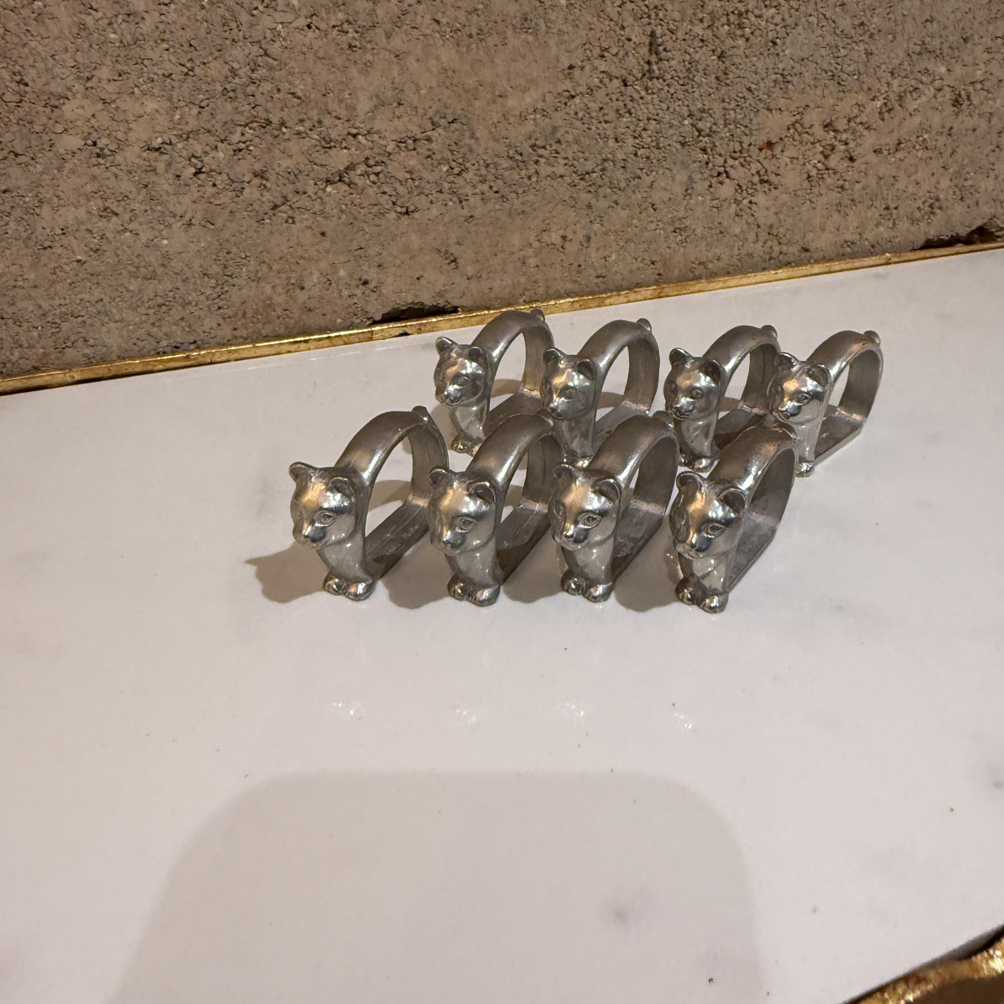 Poli Anneaux de serviette modernes en aluminium Chat Lot de huit (8) en vente
