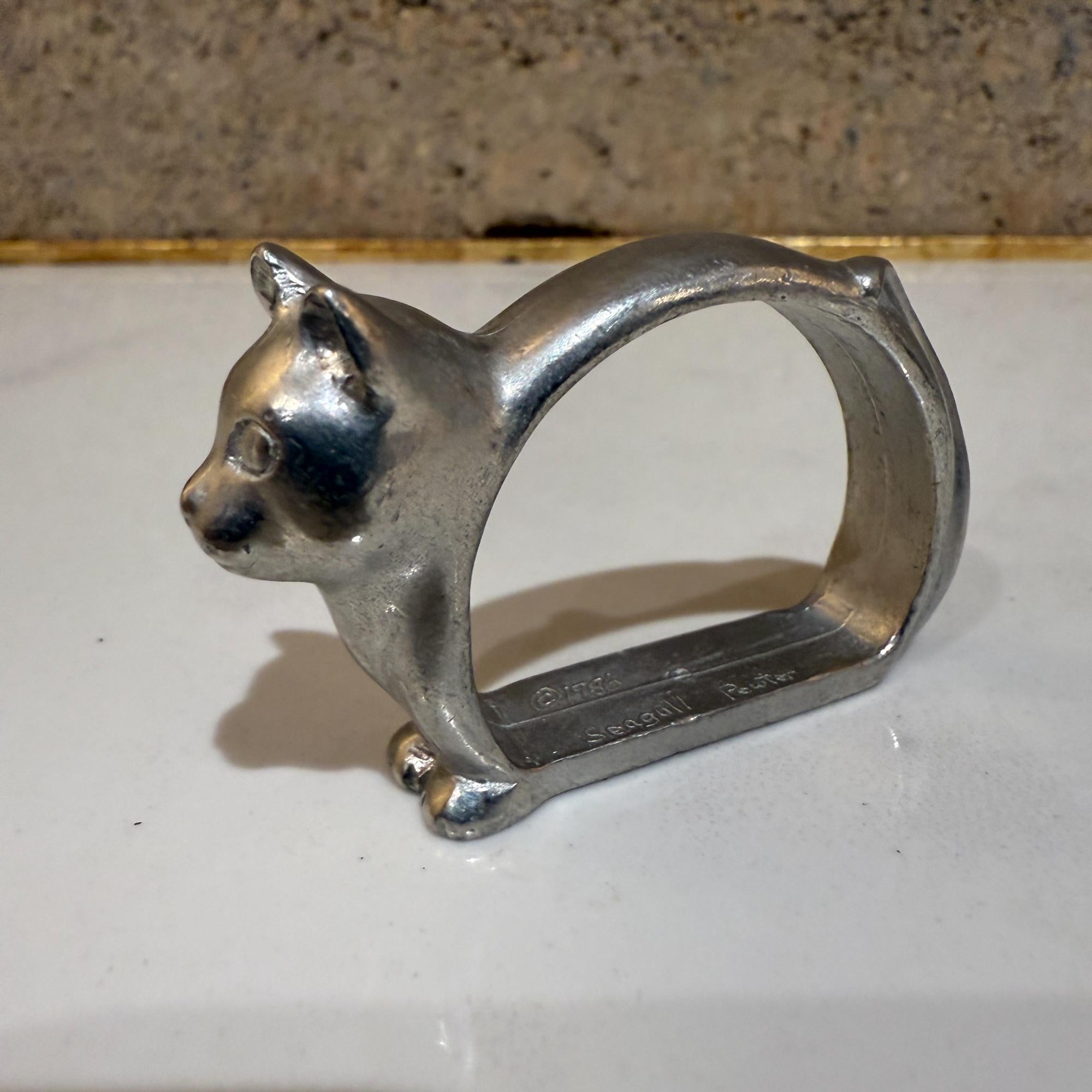 Anneaux de serviette modernes en aluminium Chat Lot de huit (8) Bon état - En vente à Chula Vista, CA