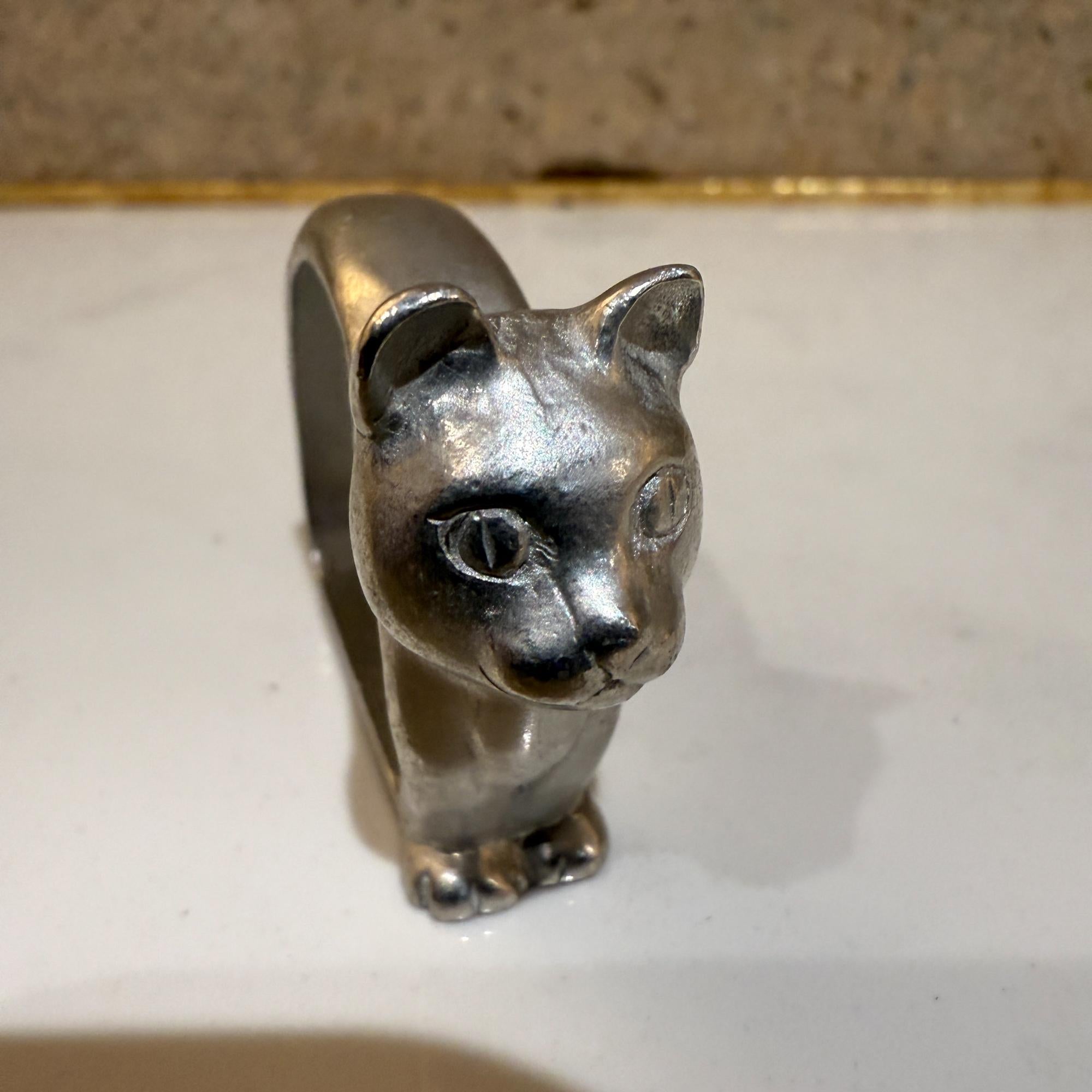 Fin du 20e siècle Anneaux de serviette modernes en aluminium Chat Lot de huit (8) en vente