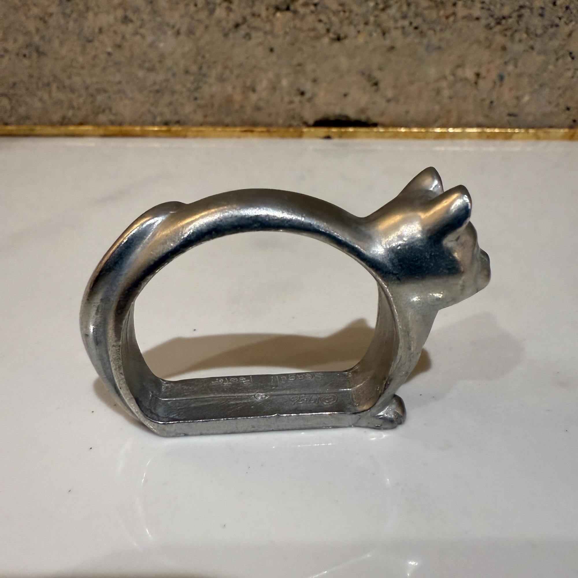 Aluminium Anneaux de serviette modernes en aluminium Chat Lot de huit (8) en vente