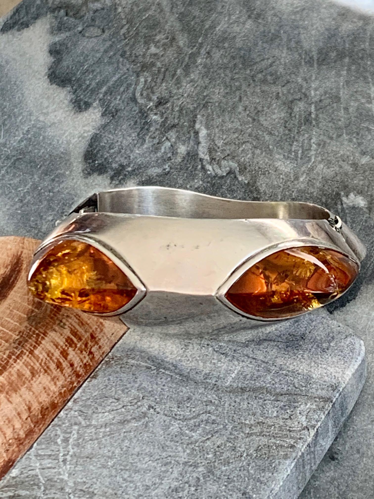 Modern Amber Gemstone Signed Gloria Chavez Hinged .925 Sterling Silver Bangle In Good Condition For Sale In St. Louis Park, MN