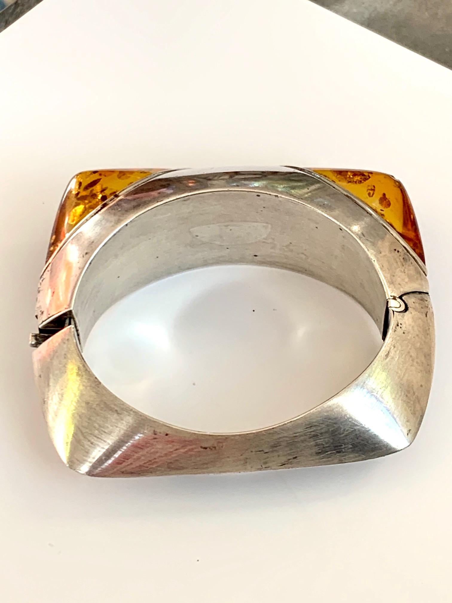 Modern Amber Gemstone Signed Gloria Chavez Hinged .925 Sterling Silver Bangle For Sale 1