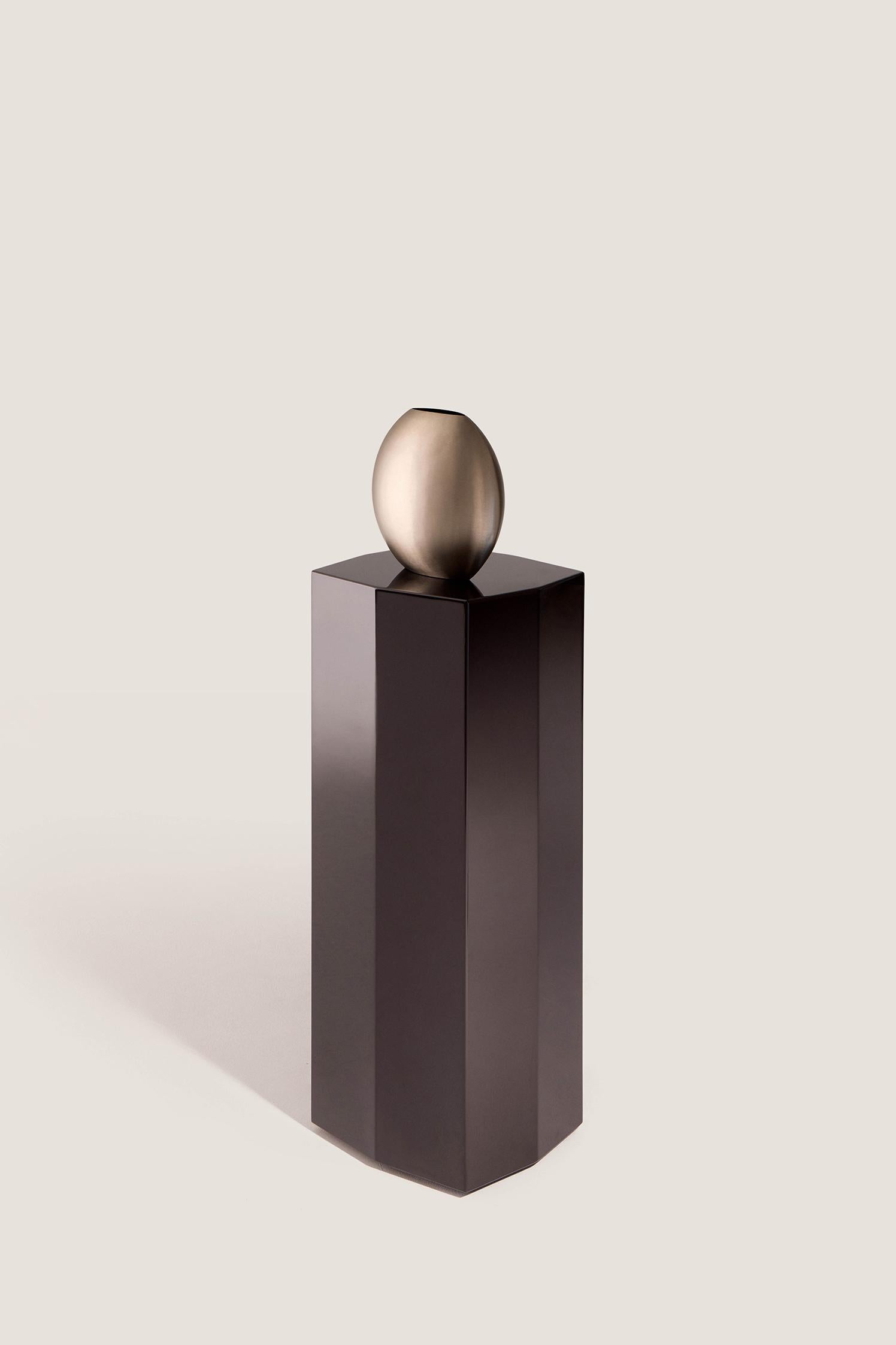 Pedestal geométrico moderno Ame II de MDF lacado en chocolate oscuro by Zoe Wolker Moderno en venta
