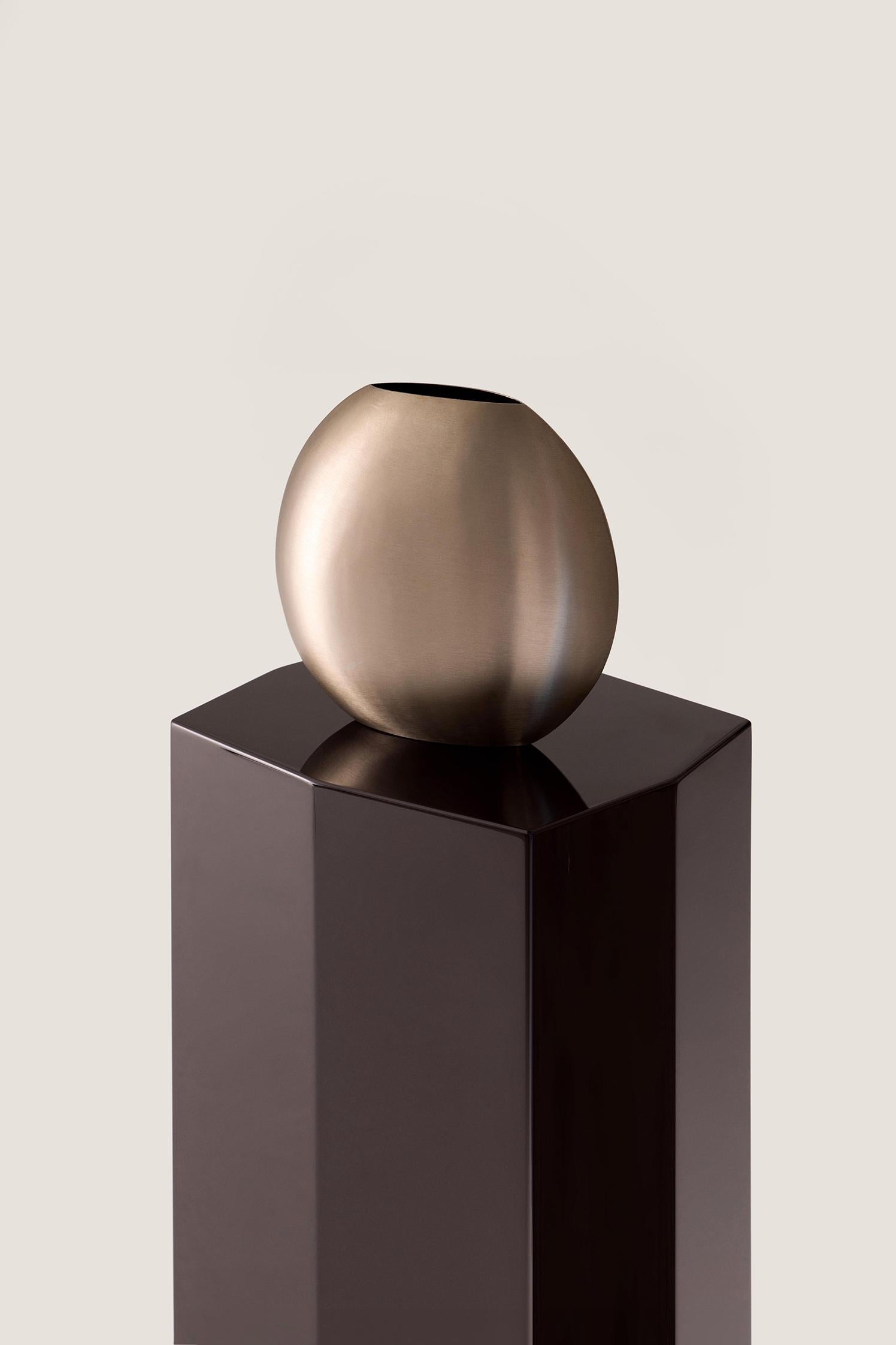 Pedestal geométrico moderno Ame II de MDF lacado en chocolate oscuro by Zoe Wolker Estadounidense en venta