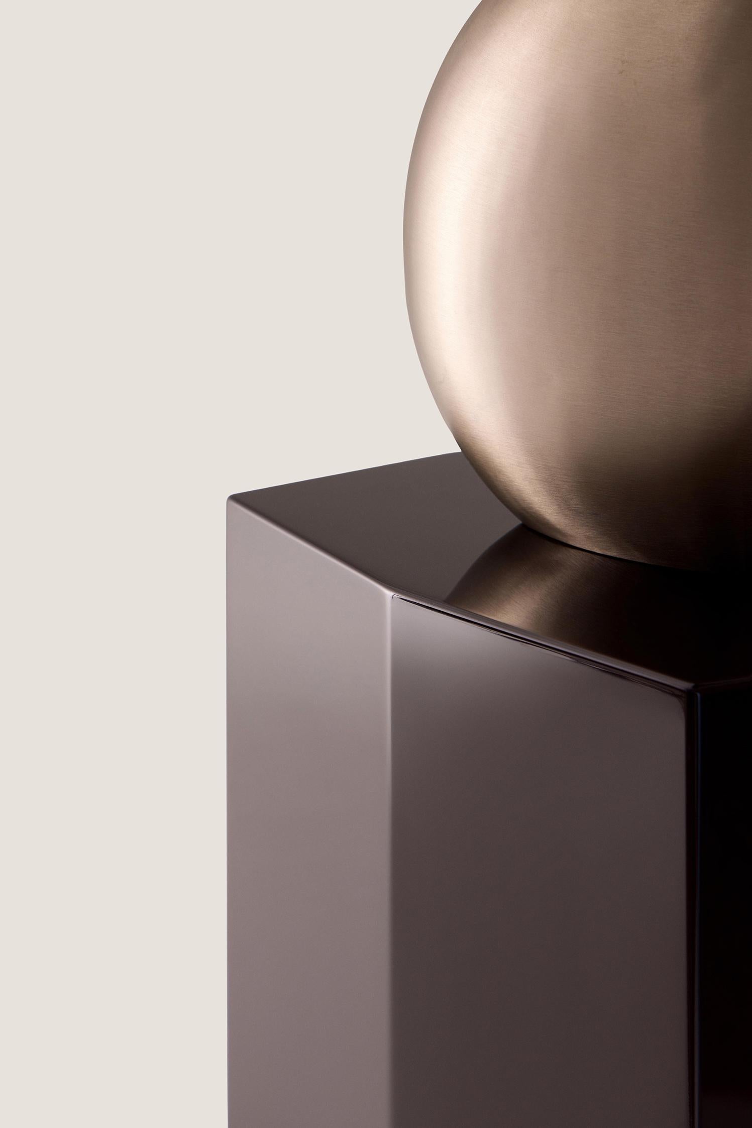 Pedestal geométrico moderno Ame II de MDF lacado en chocolate oscuro by Zoe Wolker en Nuevo estado para la venta en New York, NY