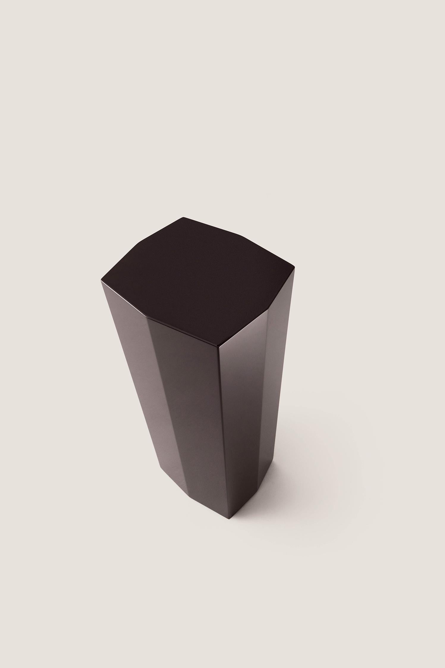 Pedestal geométrico moderno Ame II de MDF lacado en chocolate oscuro by Zoe Wolker Siglo XXI y contemporáneo en venta