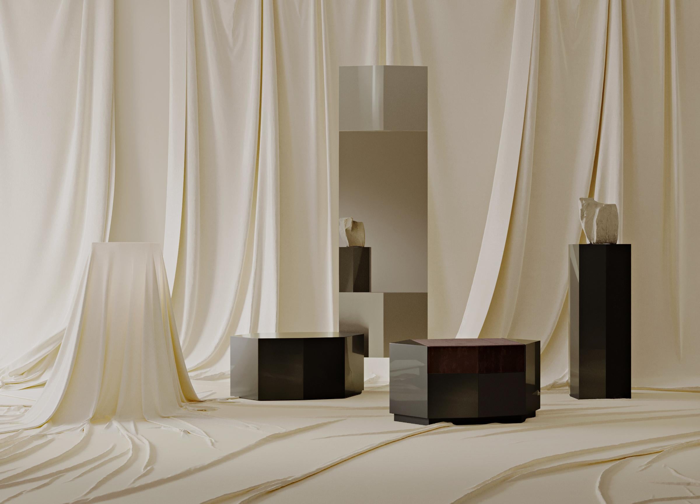Pedestal geométrico moderno Ame II de MDF lacado en chocolate oscuro by Zoe Wolker en venta 1