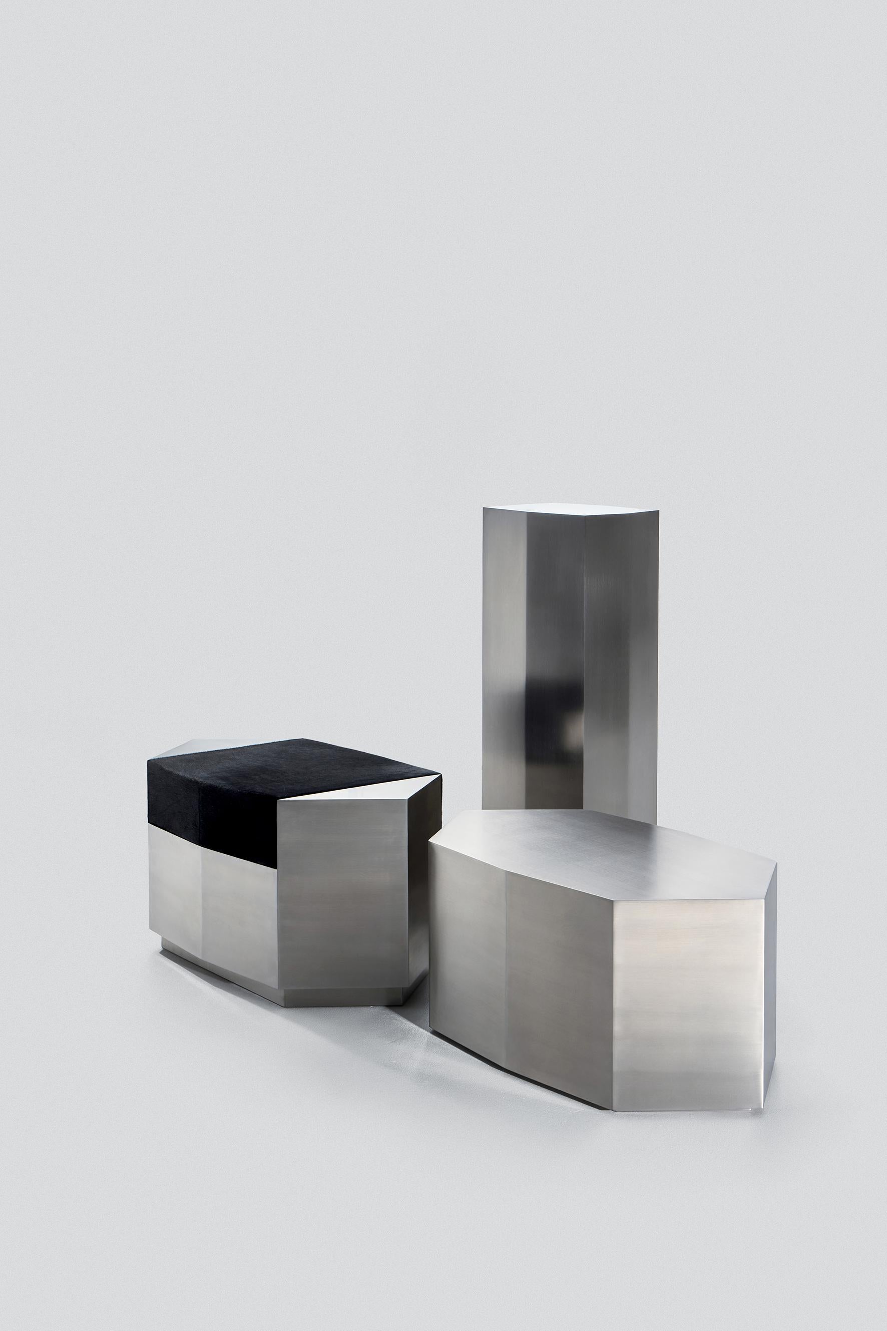 Modern Ame II Geometric Pedestal in Ivory Lacquered MDF by Zoe Wolker (21. Jahrhundert und zeitgenössisch) im Angebot