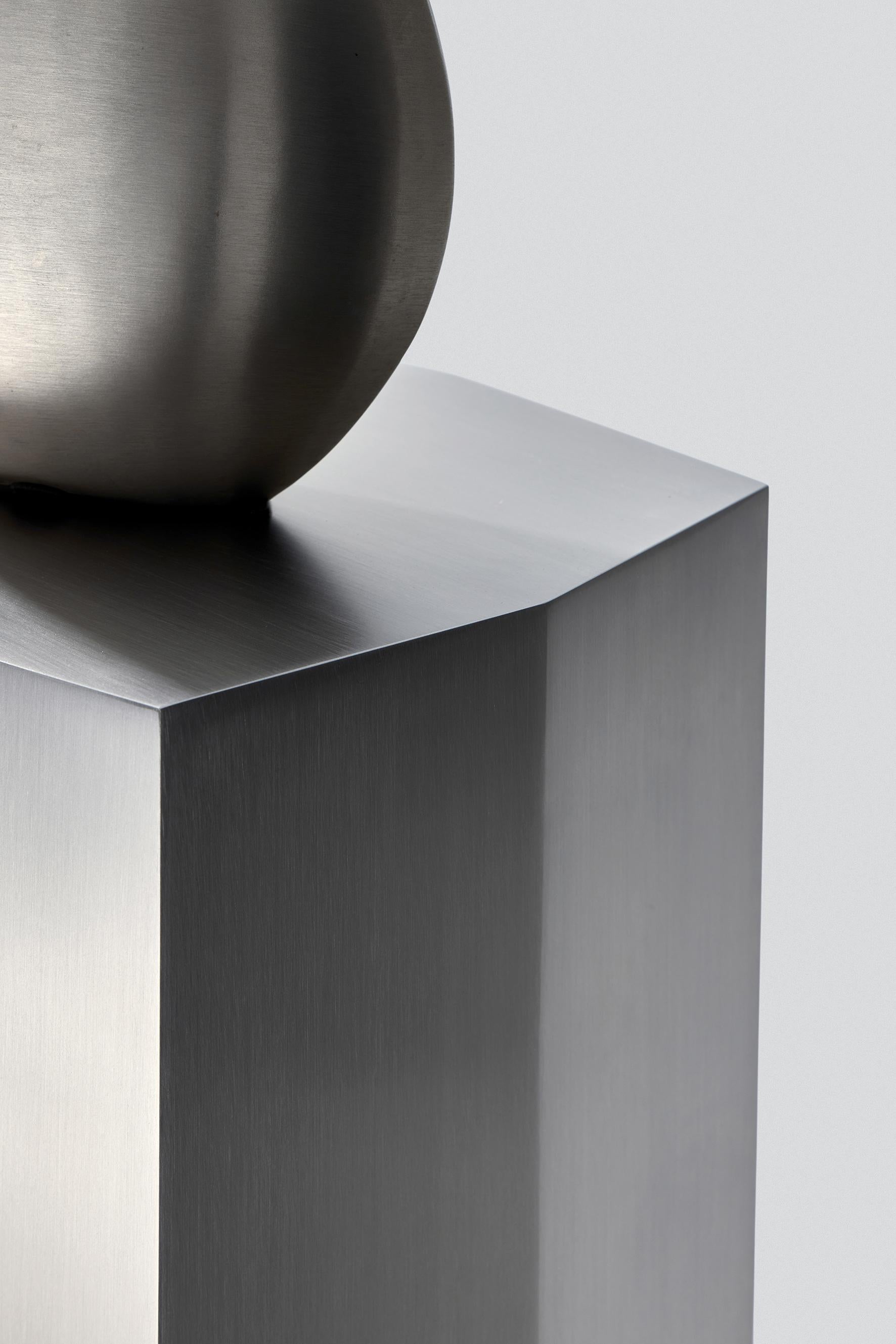 Pedestal geométrico escultural Modern Ame II de acero inoxidable by Zoe Wolker en venta 3