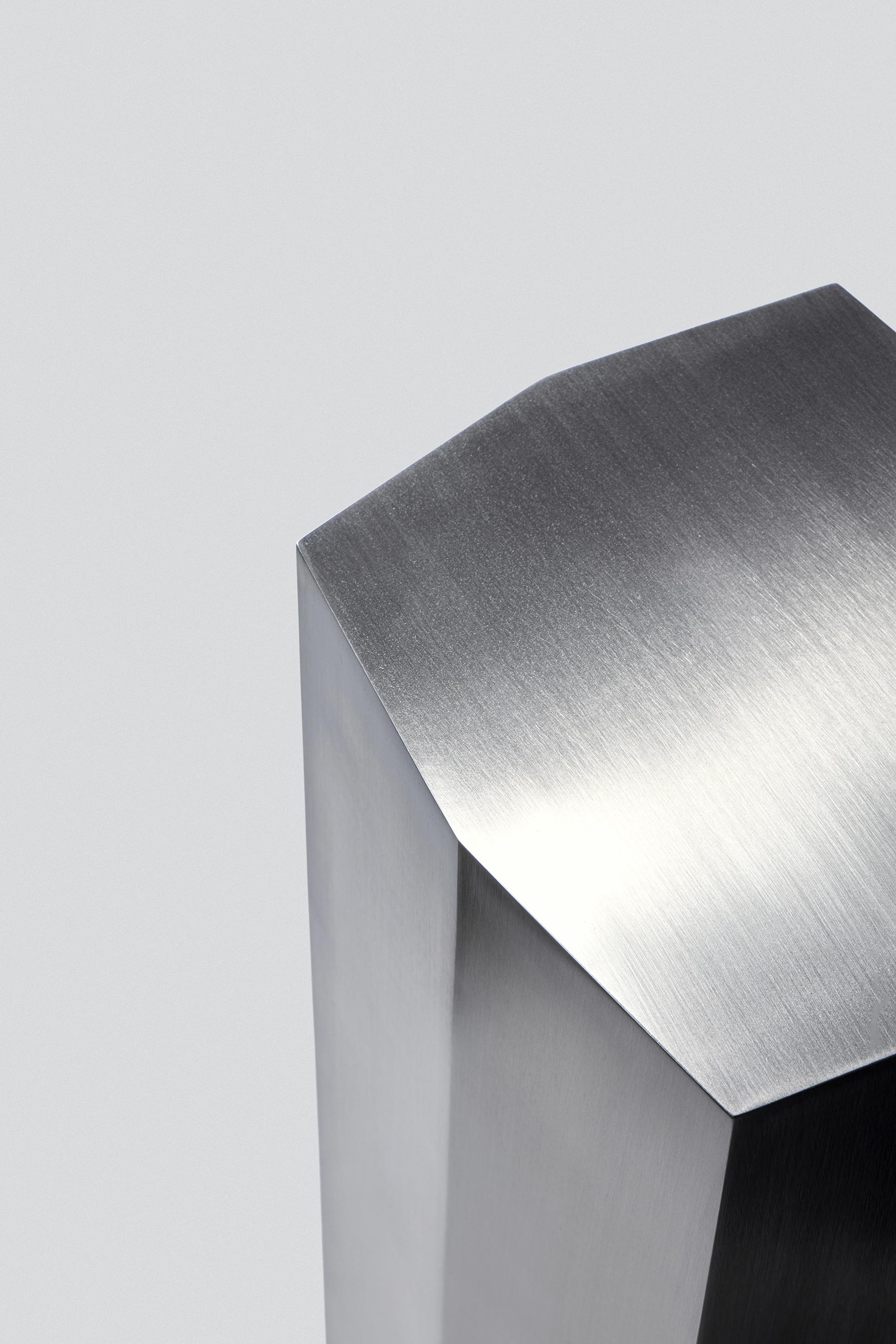 Pedestal geométrico escultural Modern Ame II de acero inoxidable by Zoe Wolker en venta 4