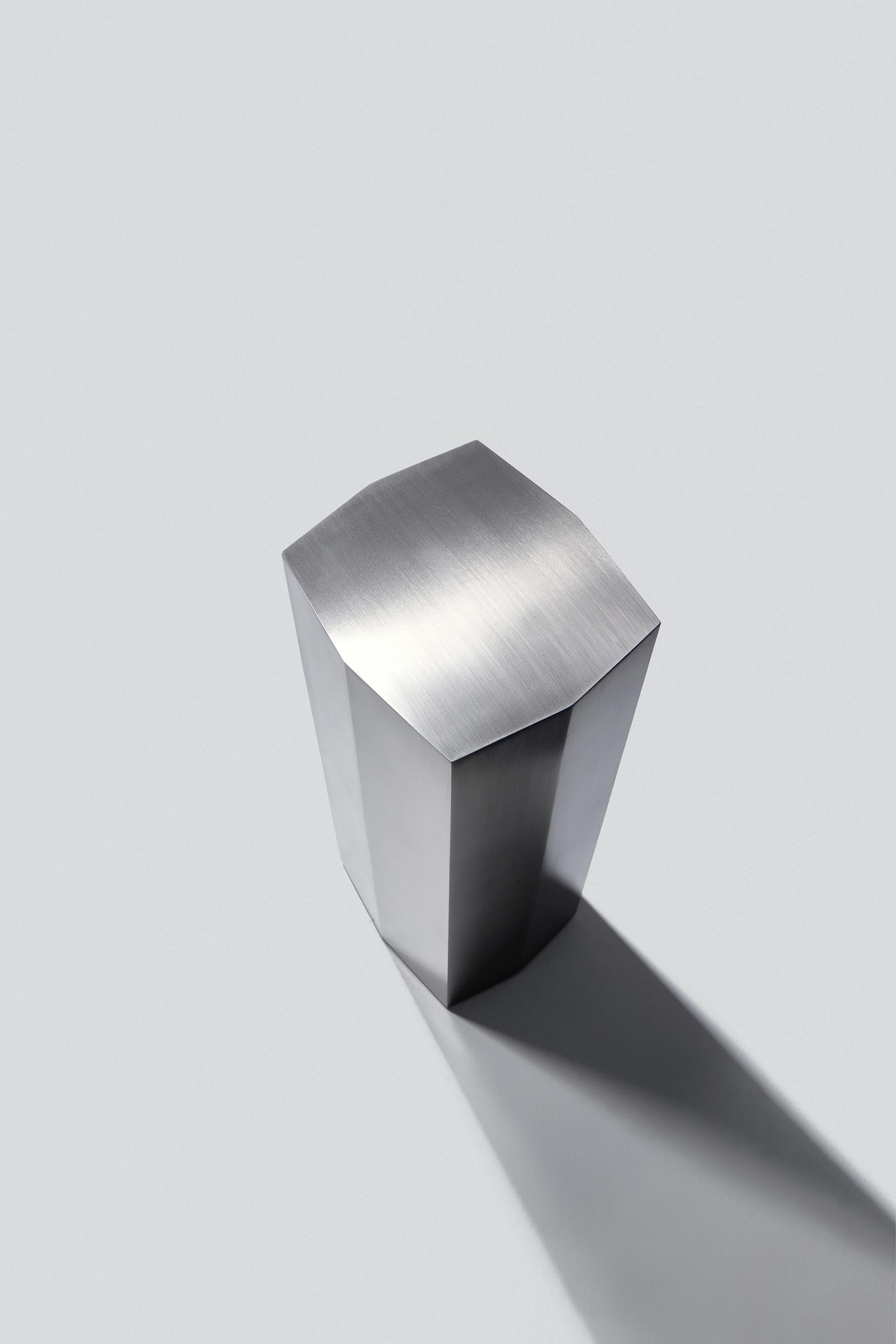 Pedestal geométrico escultural Modern Ame II de acero inoxidable by Zoe Wolker en venta 5
