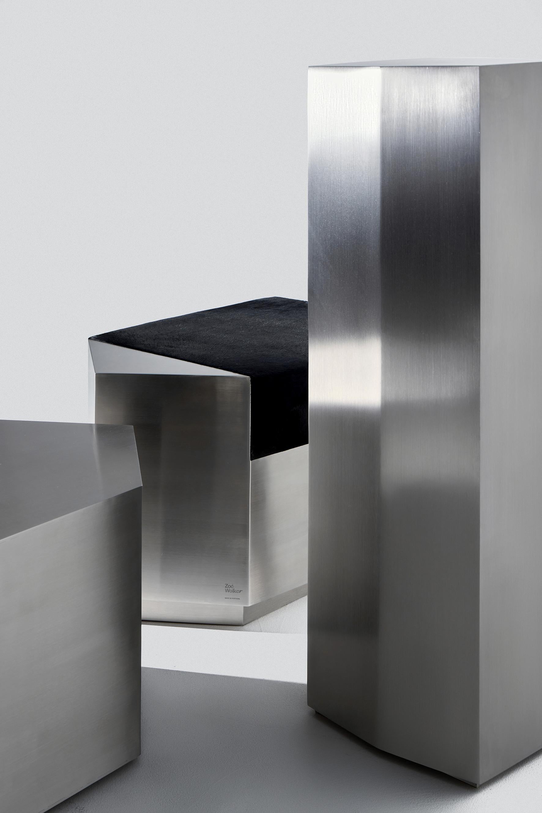 Pedestal geométrico escultural Modern Ame II de acero inoxidable by Zoe Wolker Moderno en venta